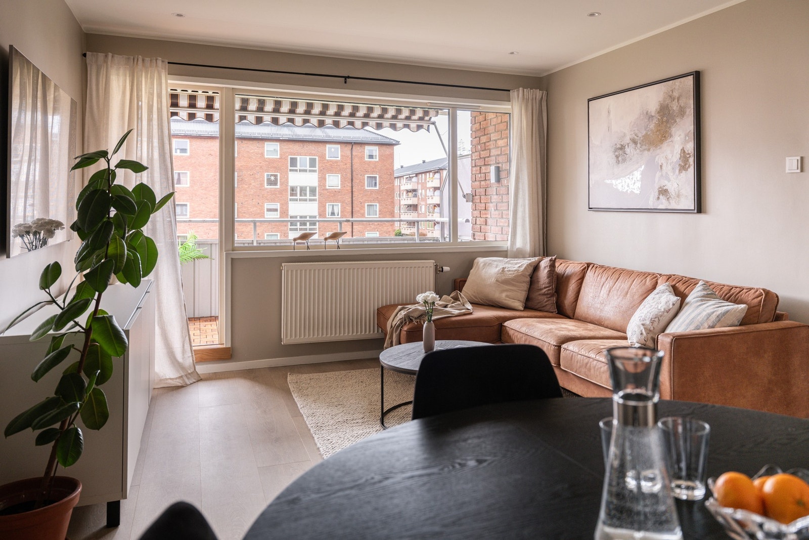 Lys og romslig stue med store vindusflater. Vinduene er fra 2018. Galleribilde