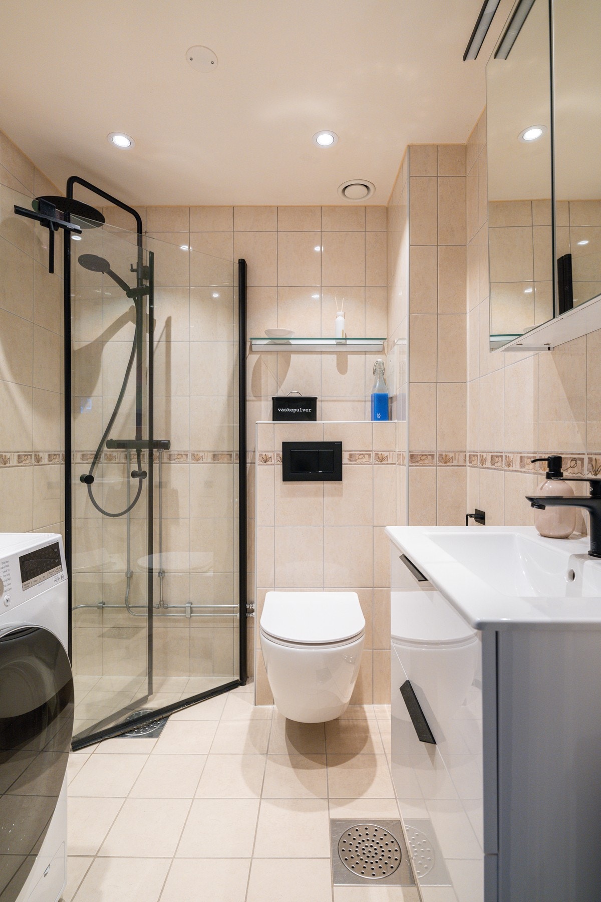 Pent, flislagt bad rehabilitert av borettslaget i 2007. Galleribilde