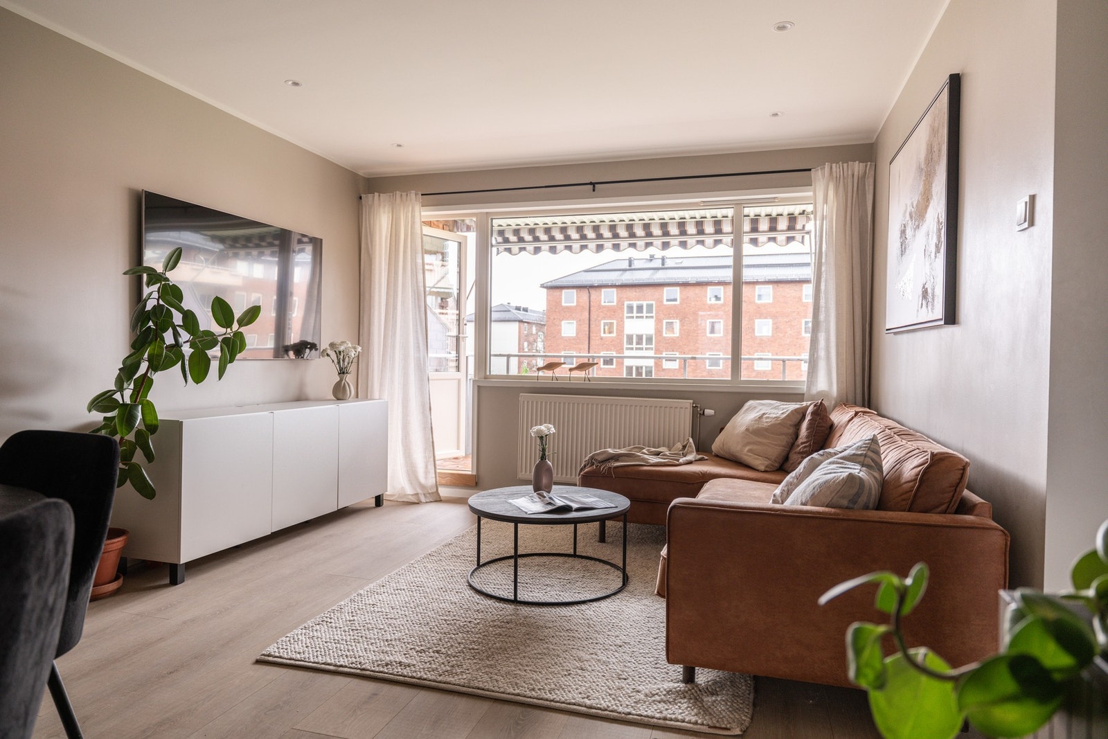 God plass til sofagruppe og tilhørende møblement. Galleribilde