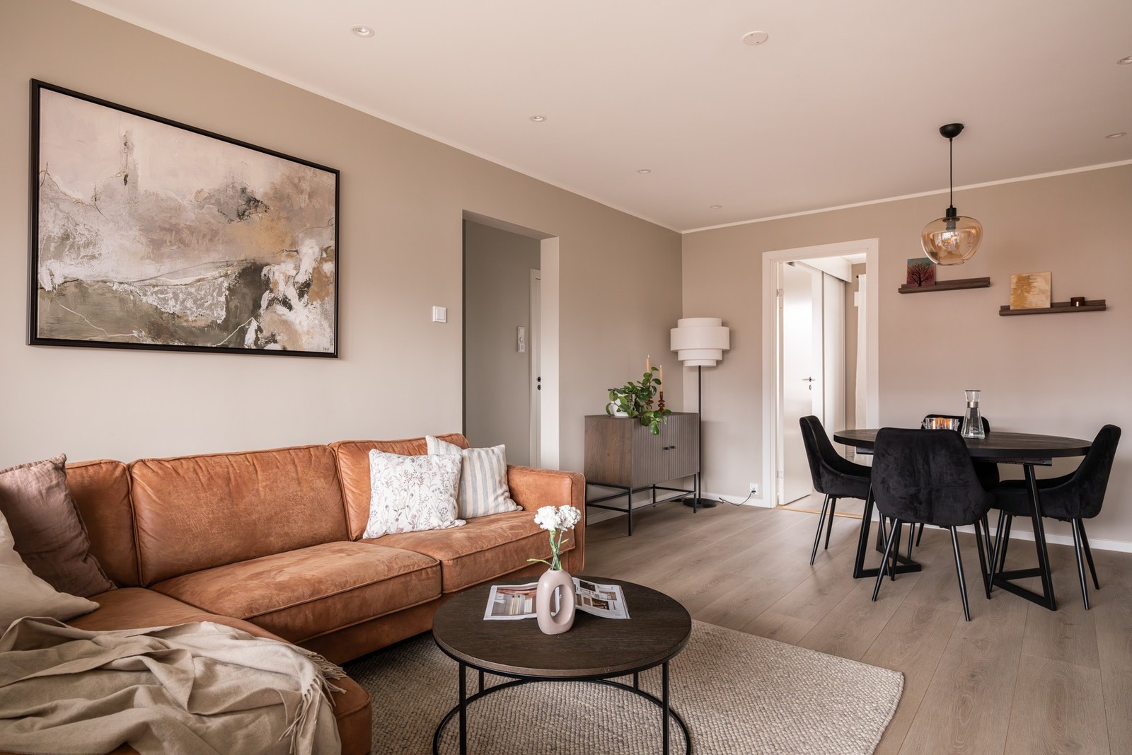 Stuen har en fin utforming som gjør det enkelt å møblere etter eget ønske. Galleribilde