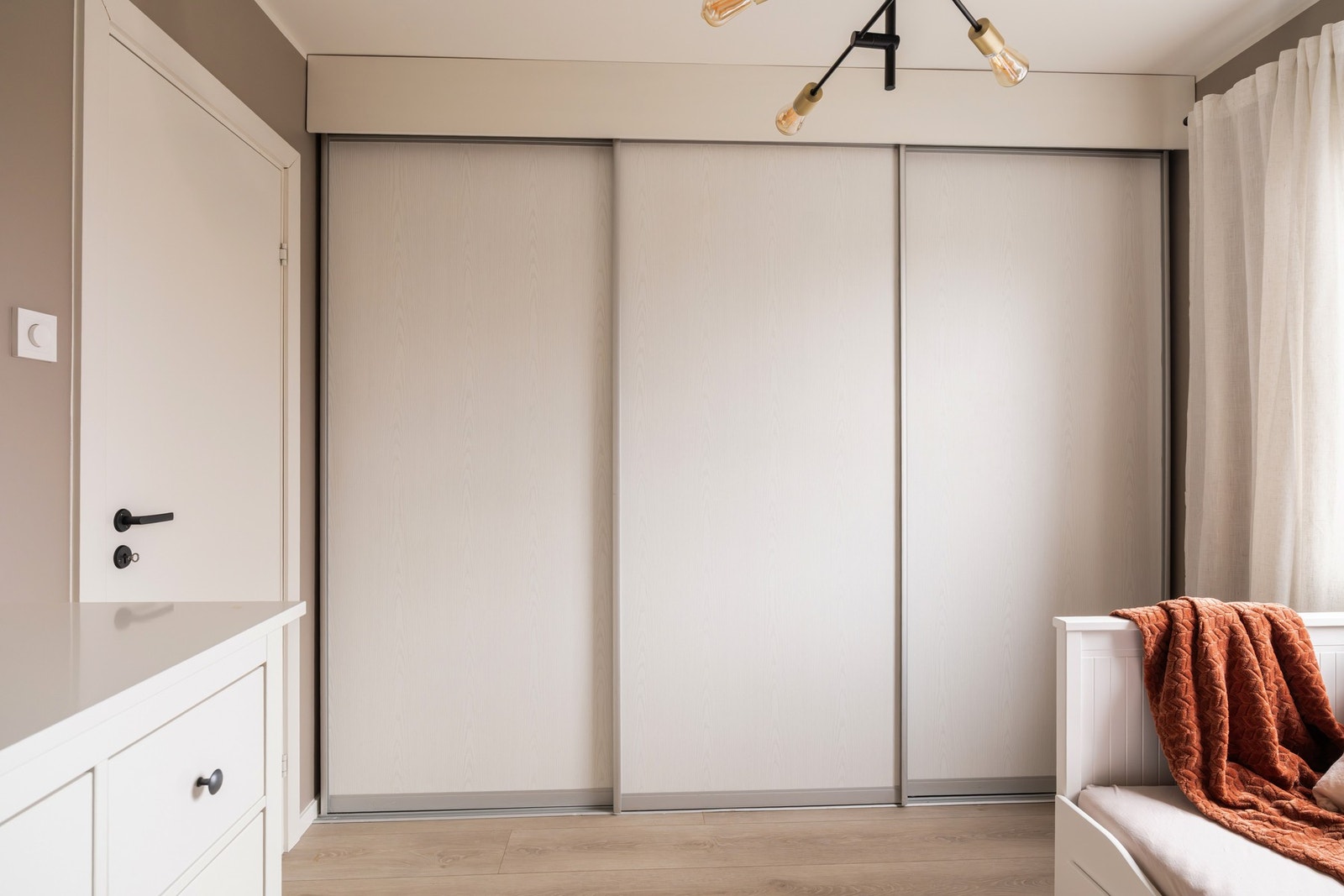 Stort garderobeskap på soverom 2. Galleribilde