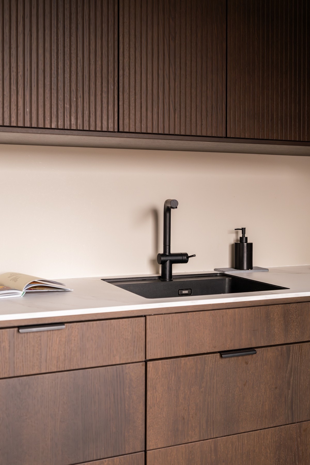 Kjøkkenet er gjennomført og moderne med underlimt oppvaskkum og sorte detaljer. Galleribilde