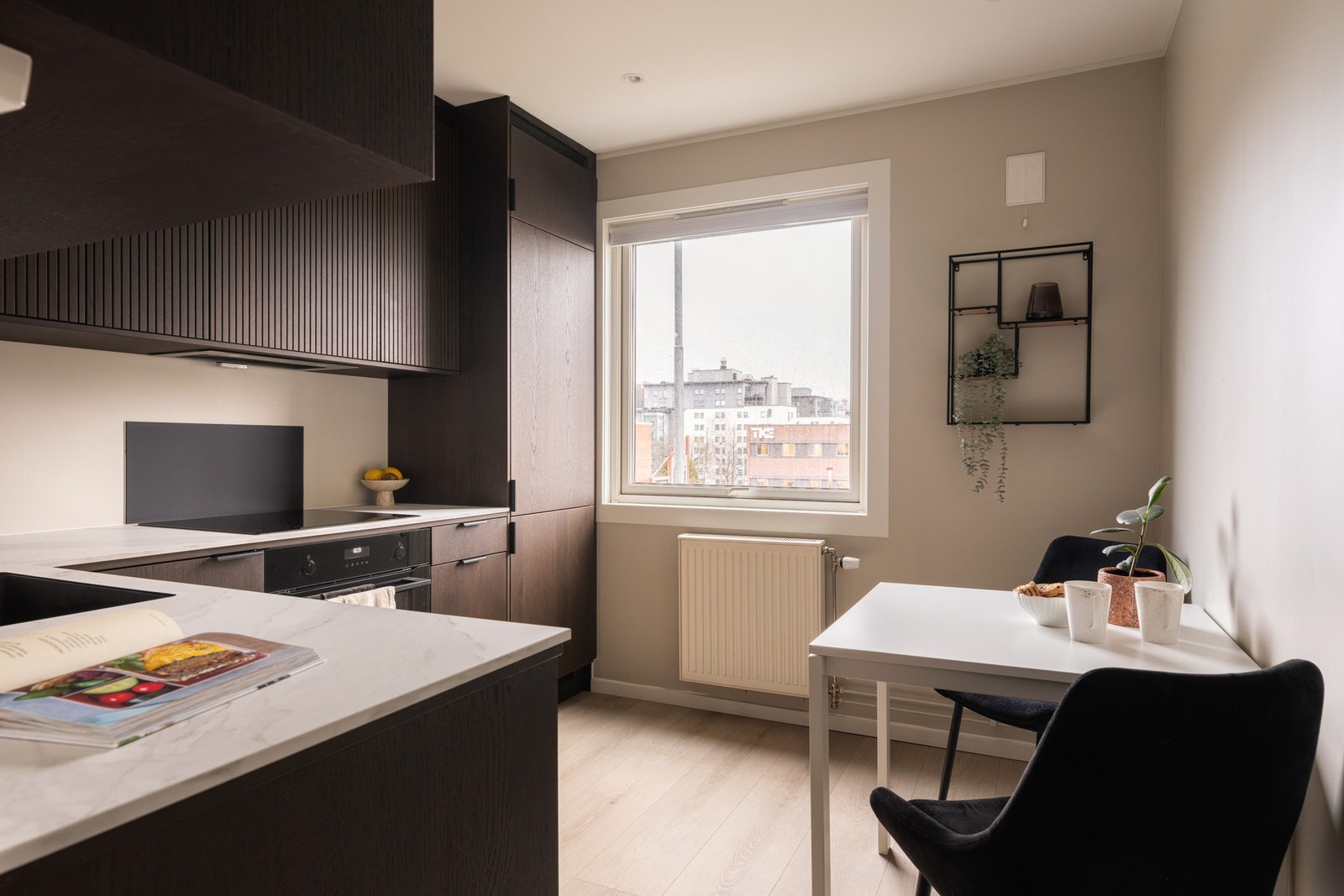 Det er god plass til en hyggelig frokostkrok på kjøkkenet. Galleribilde