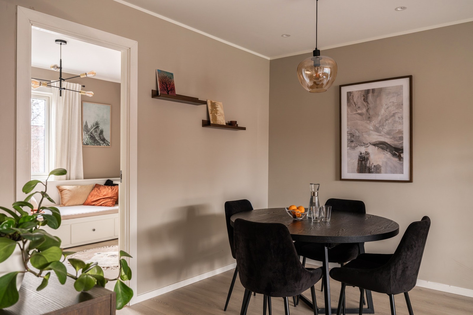 Naturlig sone for spisebord. Galleribilde