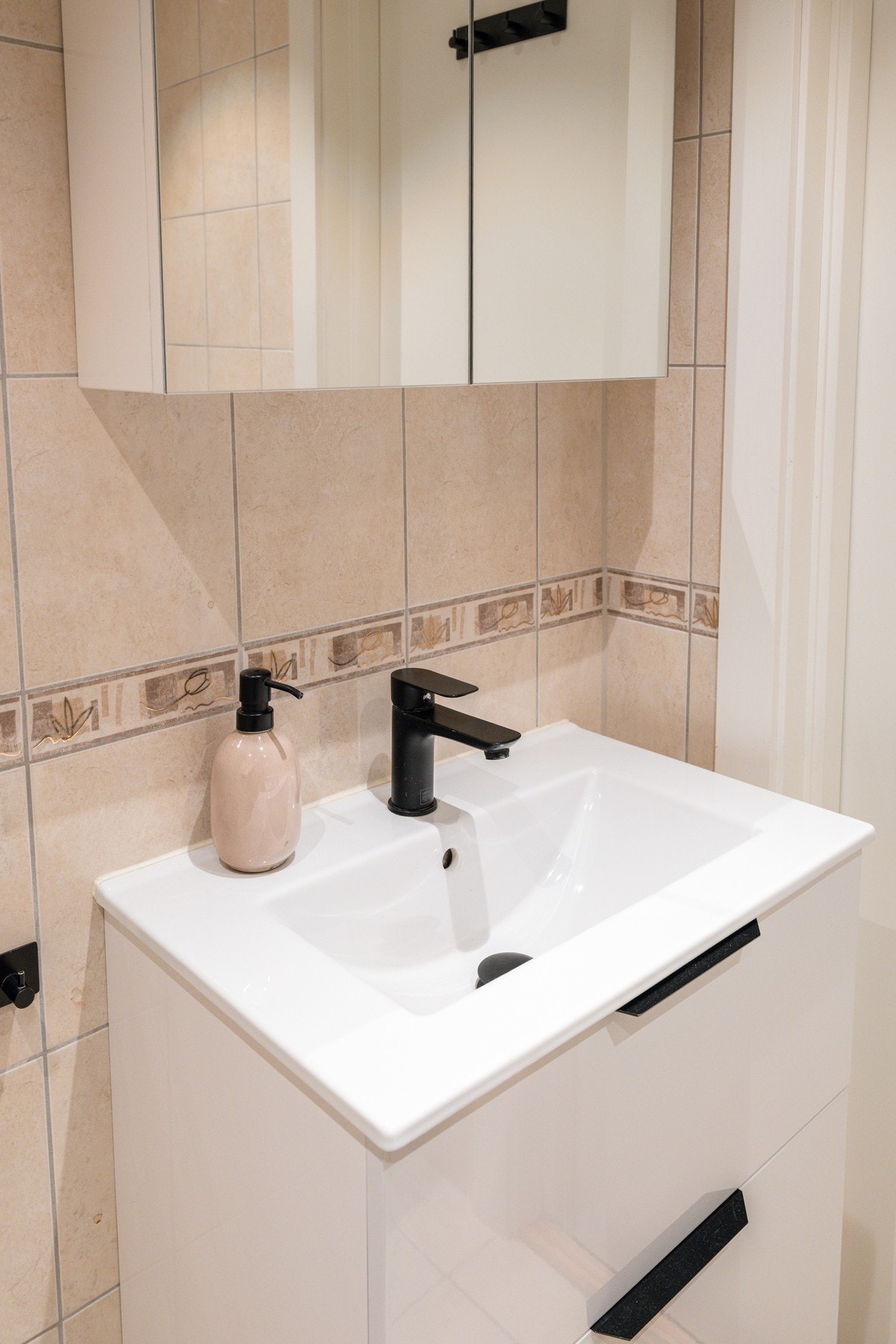 Godt med oppbevaringsplass i servantskap og speilskap. Galleribilde