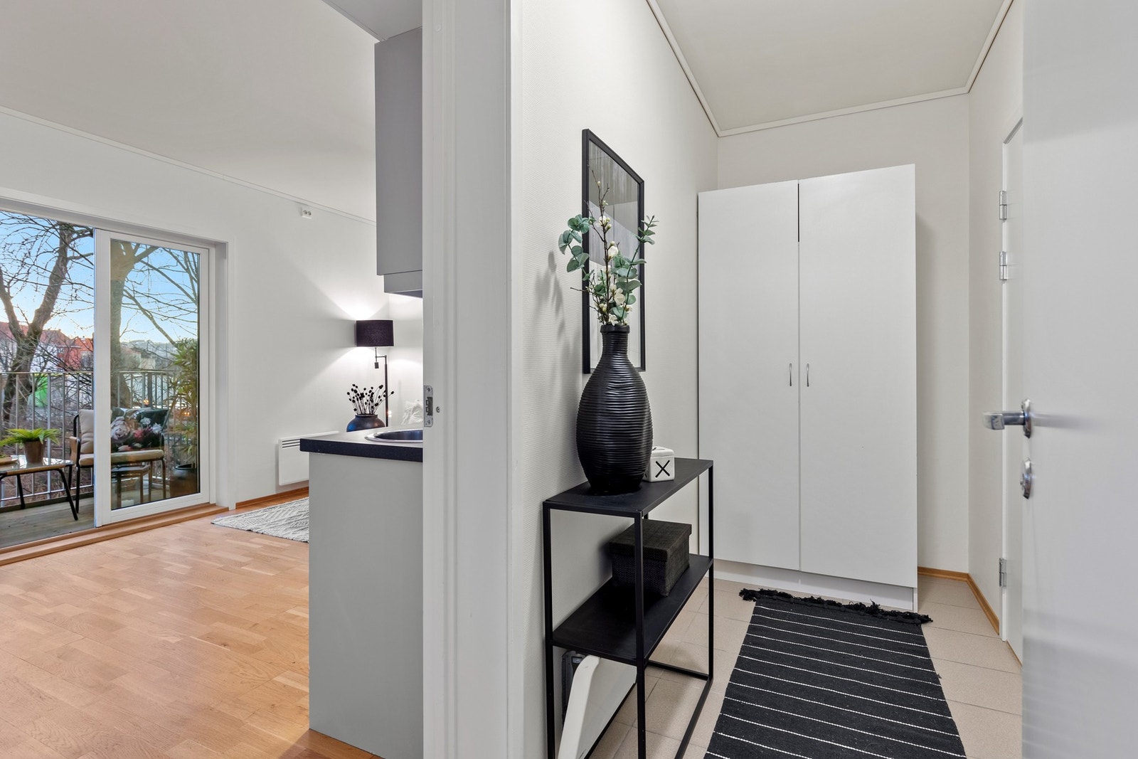 Romslig entré med garderobeløsning. Galleribilde