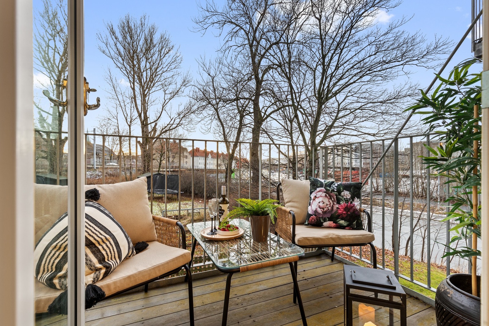 Leiligheten har egen balkong med utsyn mot grøntarealer. Galleribilde