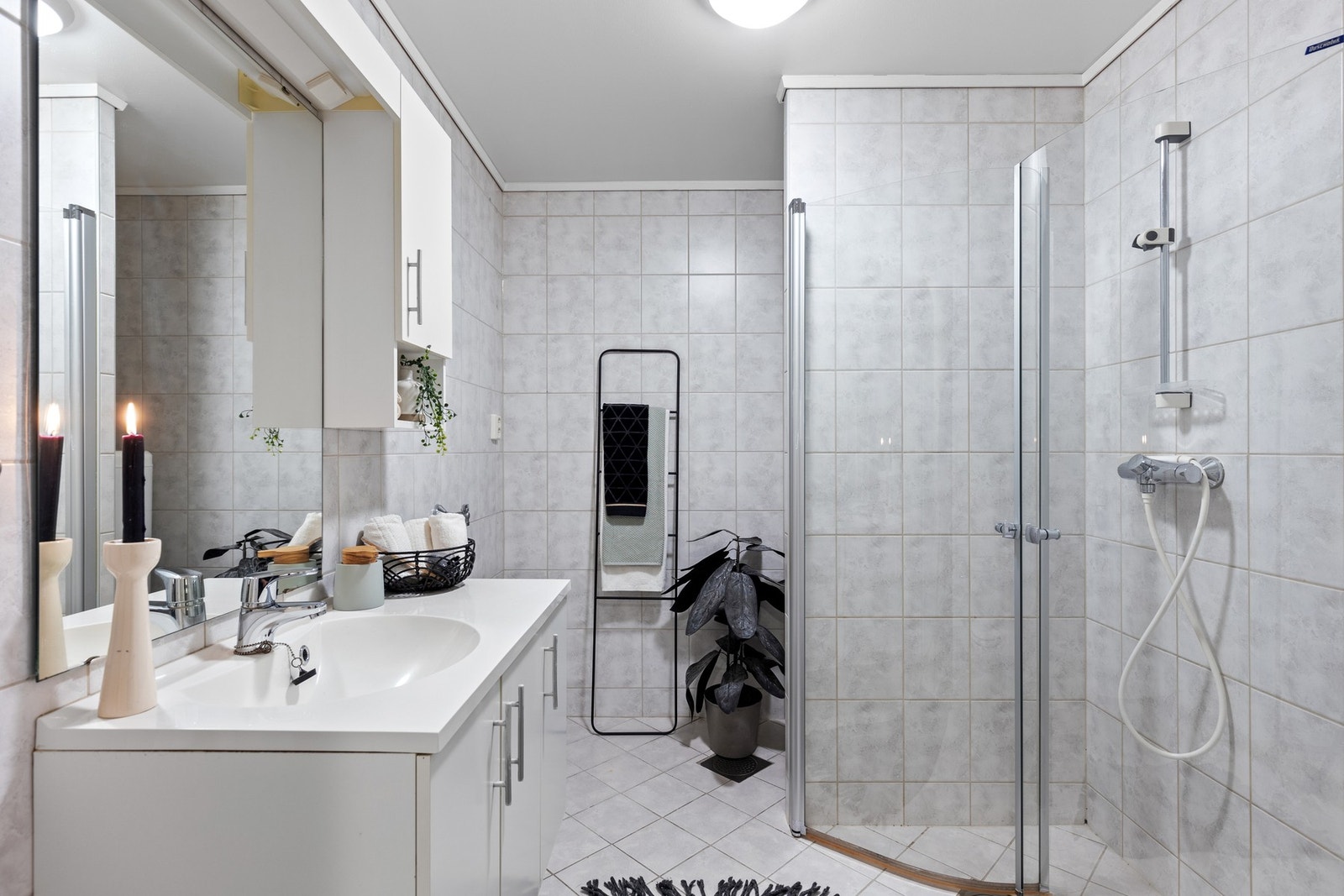 Flislagt bad med dusjhjørne og god oppbevaringsplass. Galleribilde