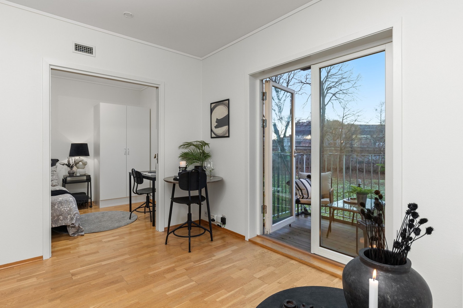 Stor vindusflate gir godt lysinnslipp og en luftig følelse. Galleribilde