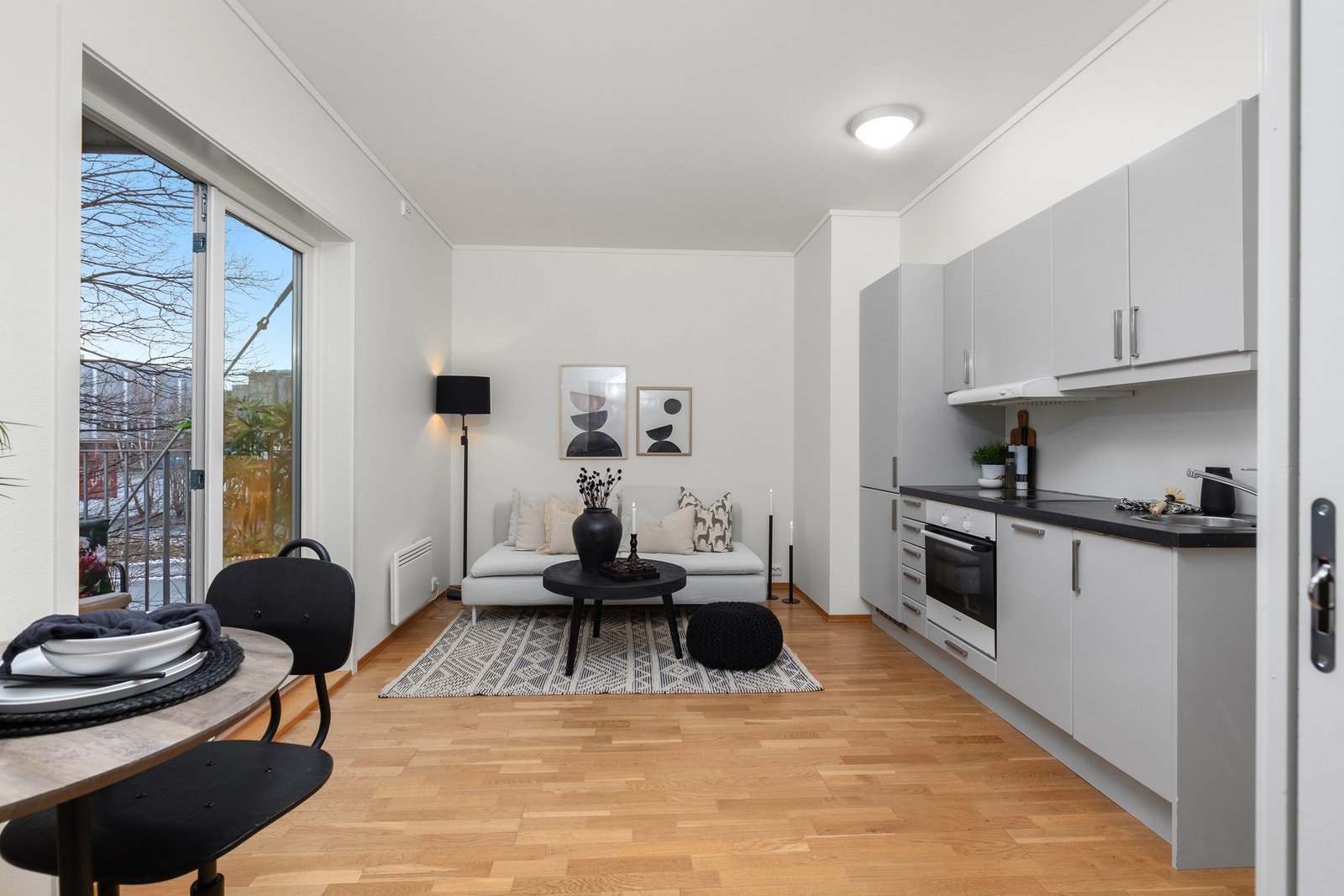 Åpen løsning mellom kjøkken og stue gir en praktisk og sosial planløsning. Galleribilde