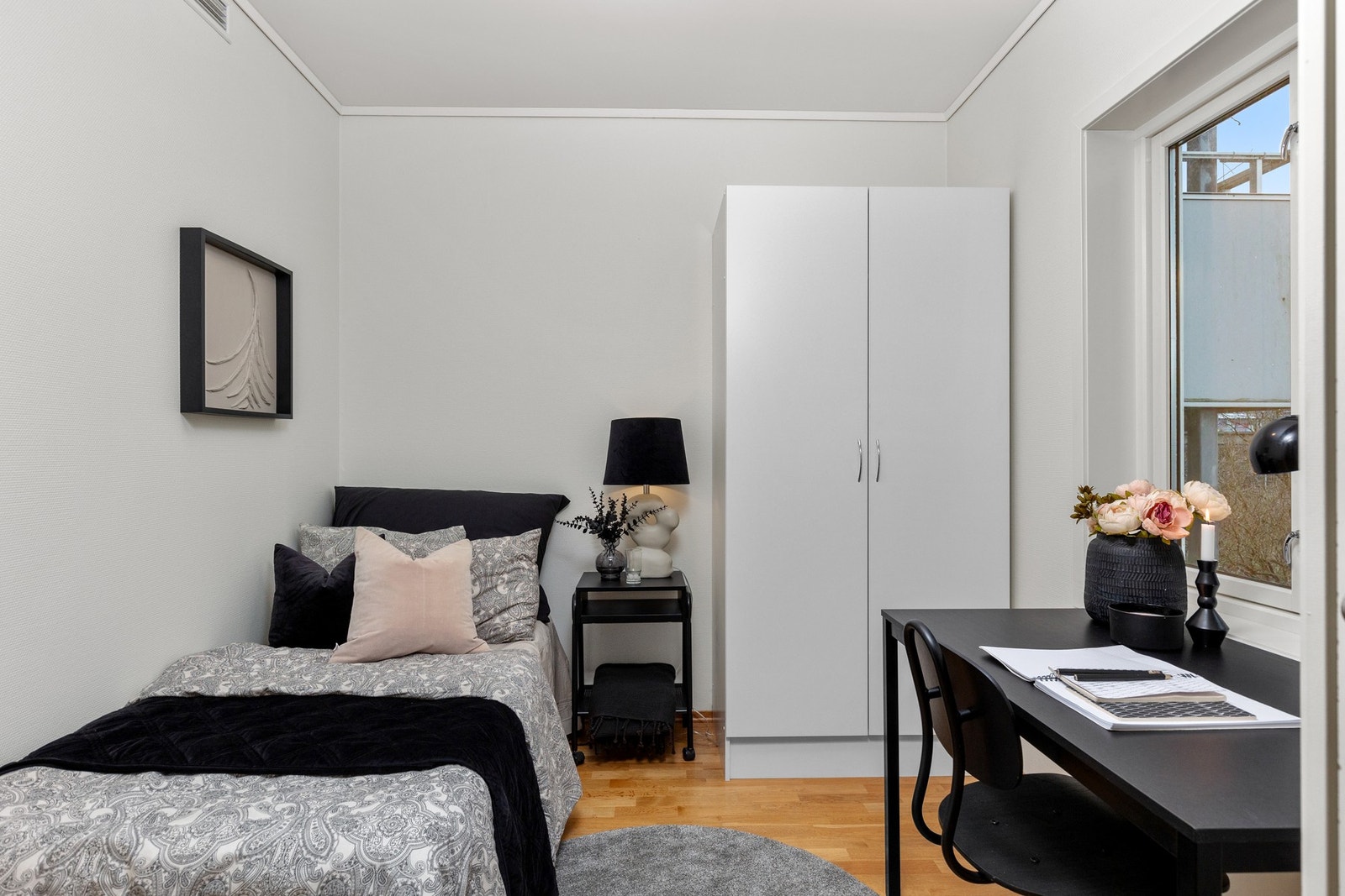 Soverom med plass til seng og garderobe. Galleribilde