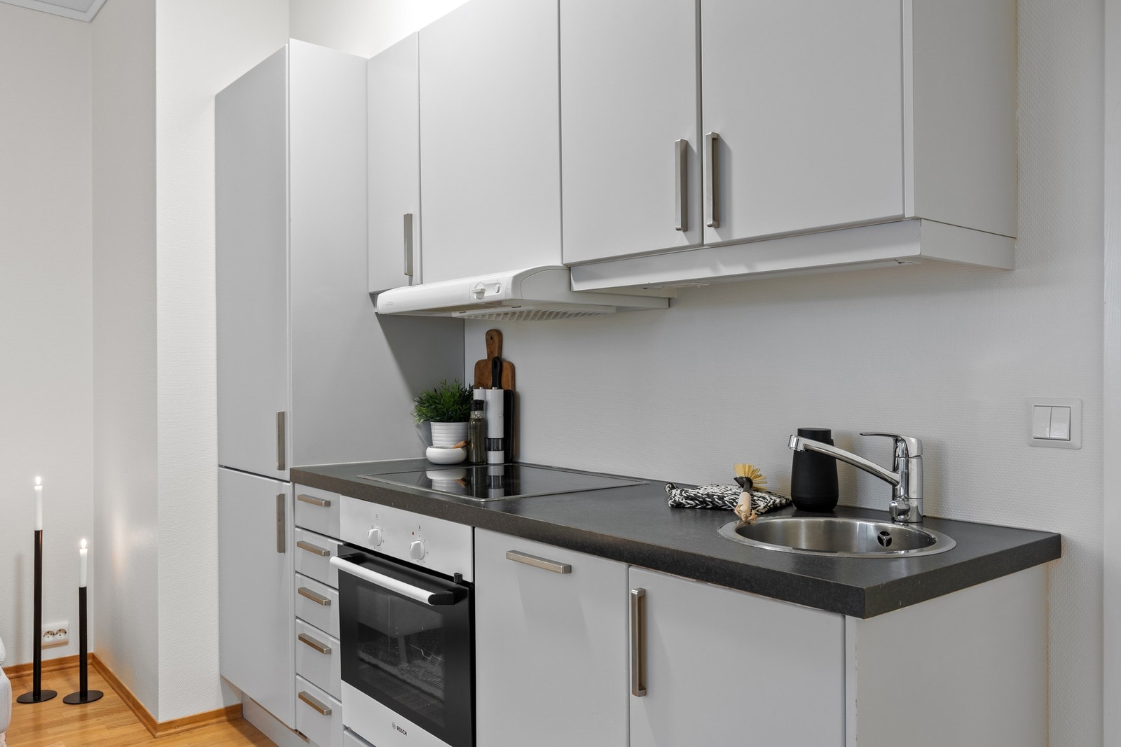 Stilrent kjøkken med integrerte hvitevarer. Galleribilde