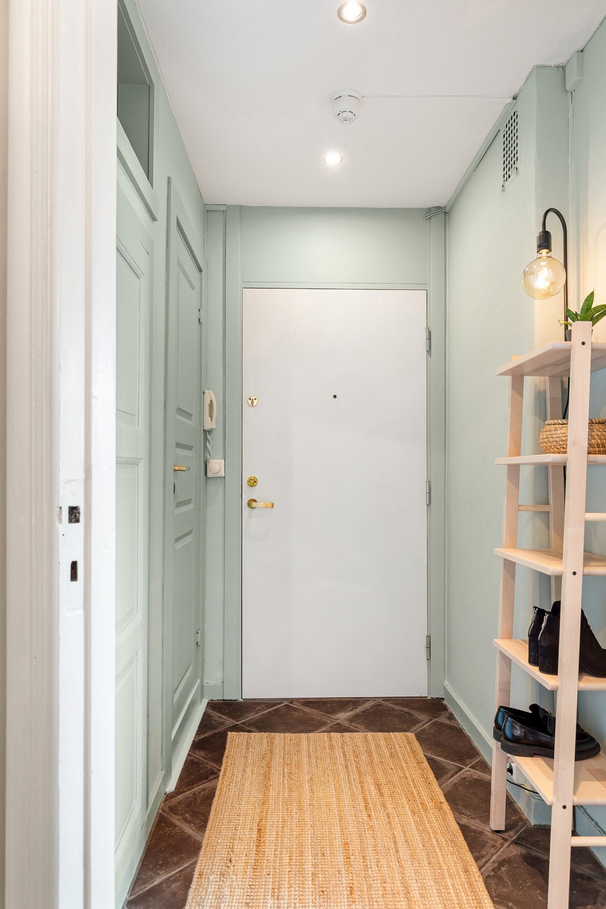 Lys og innbydende entré med plass til oppbevaring av sko og yttertøy. Plassbygd kott og skoskap. Galleribilde