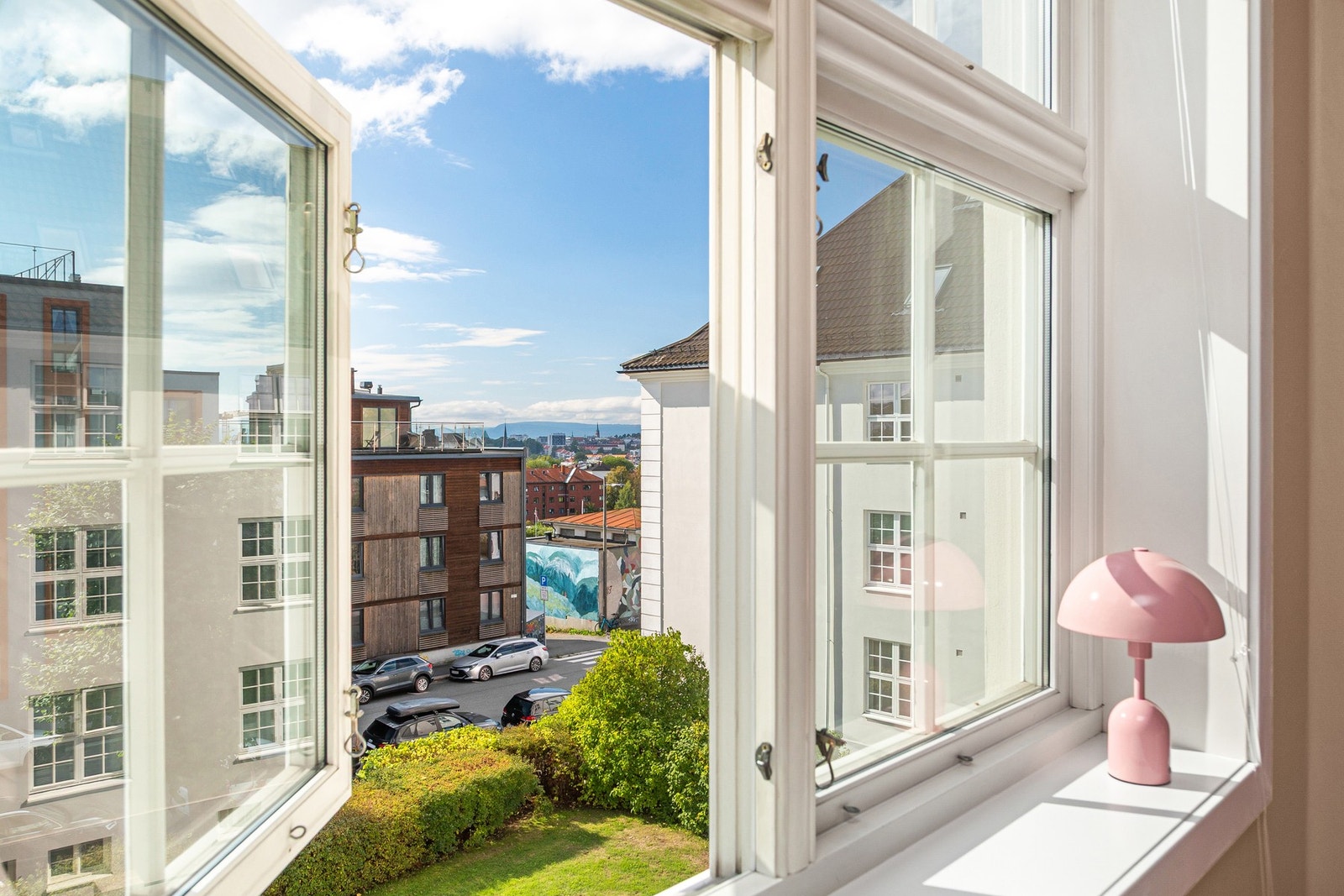 Generøse vindusflater som slipper inn godt med naturlig lys. Galleribilde