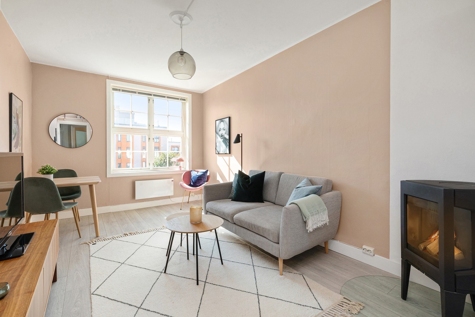 Stilfull, klassisk og gjennomgående 2-roms leilighet med rolig og tilbaketrukket beliggenhet på Rosenhoff. Foto: Hanne Bruland Galleribilde