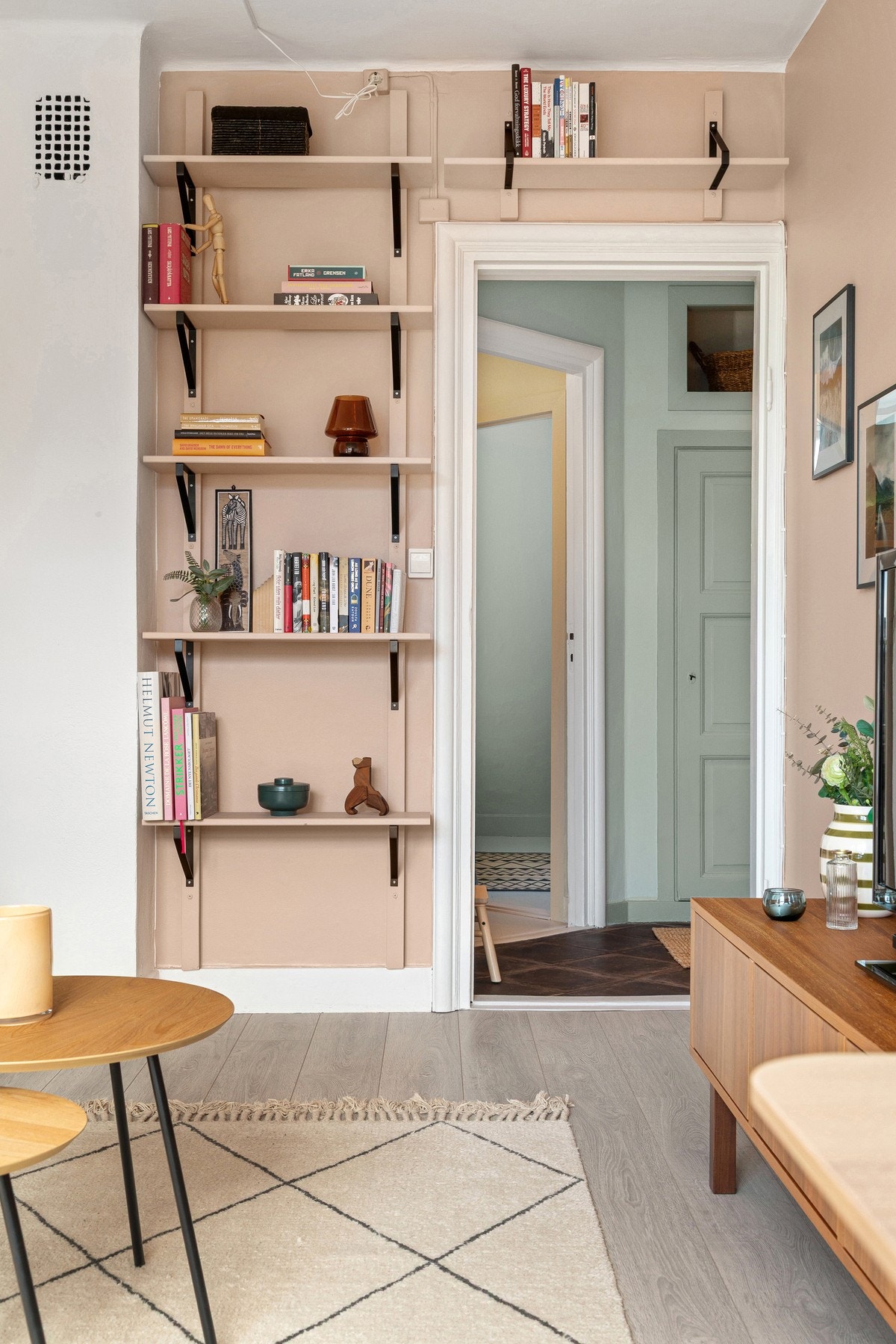 Løsningen gir både oppbevaring og et dekorativt preg. Galleribilde