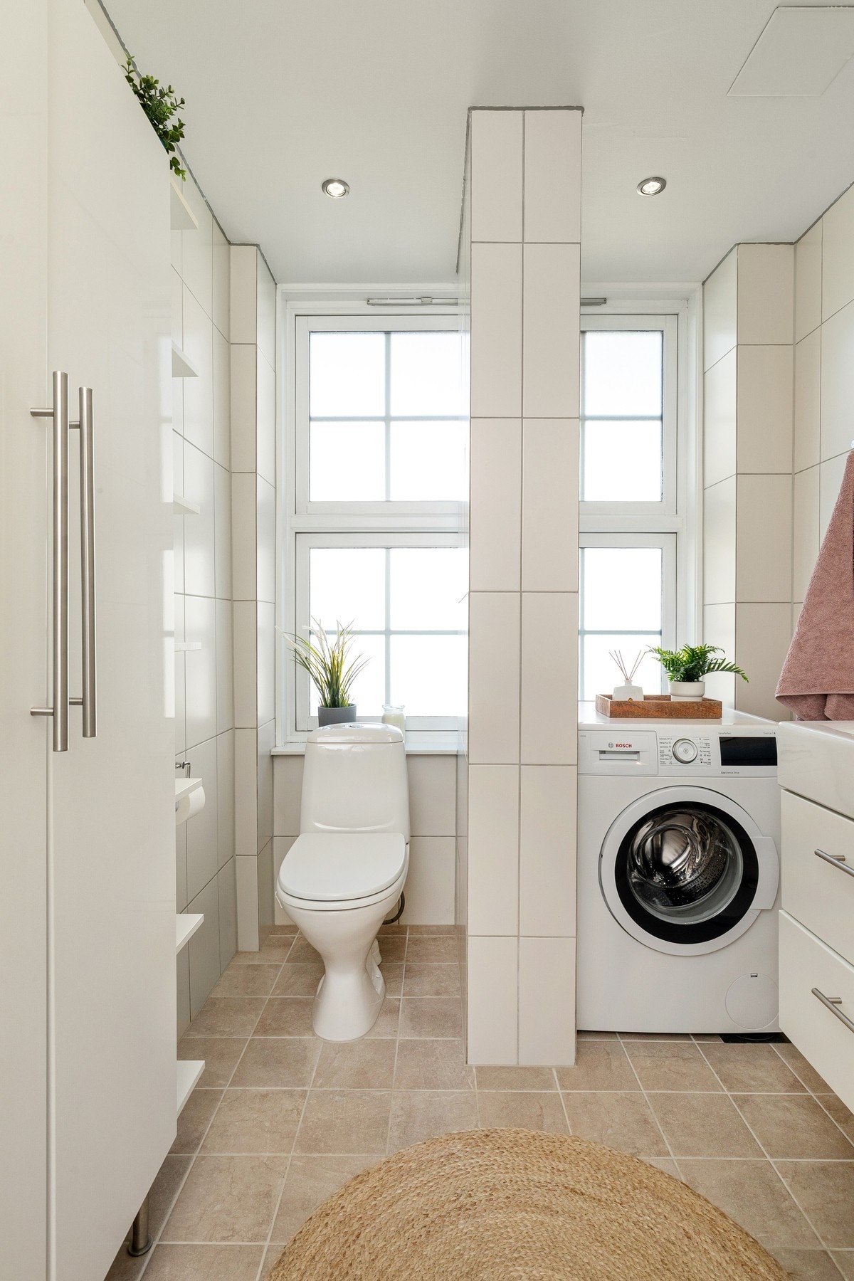 Det er god plass til vaskemaskin på badet. Galleribilde