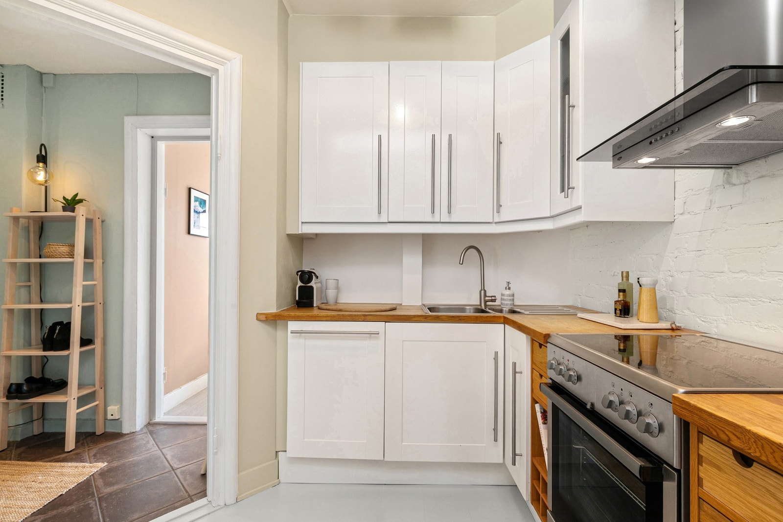 Separat og praktisk IKEA kjøkkeninnredning med benke- og lagringsplass. Galleribilde