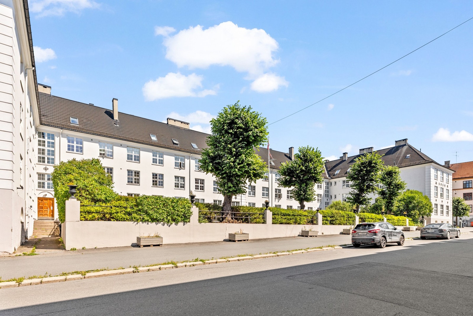 Oslos kanskje hyggeligste borettslag, preges av vakker arkitektur, idylliske forhager og et pent opparbeidet indre gårdsrom. Galleribilde