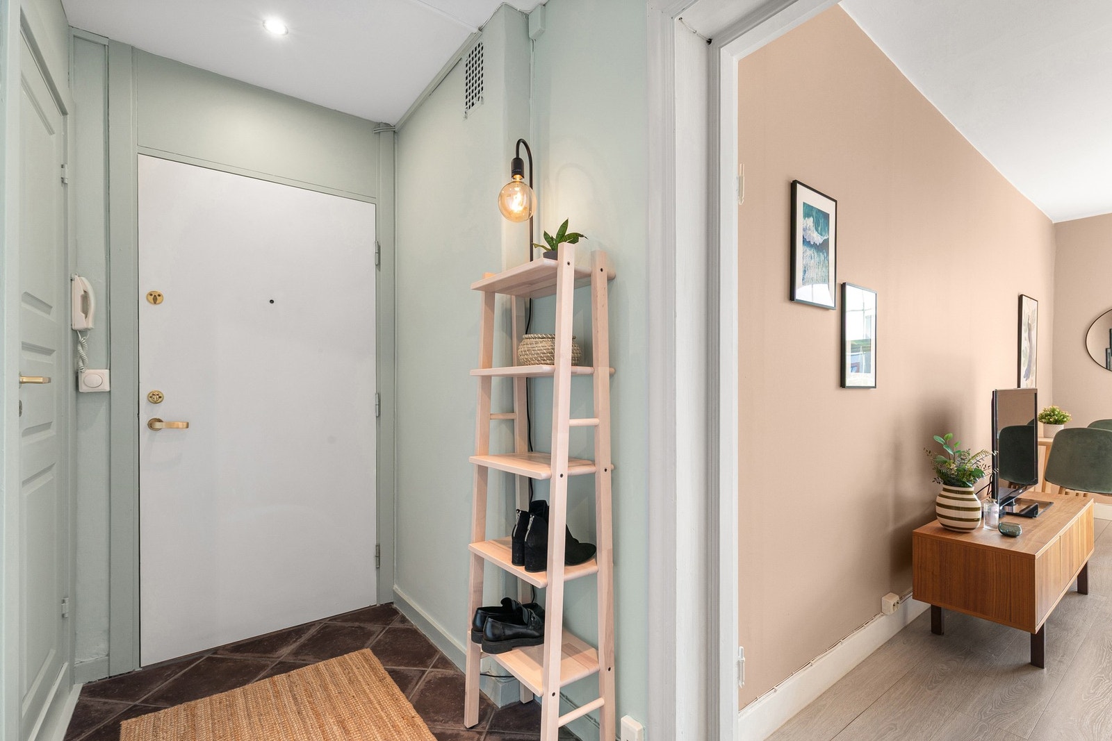 Lys og innbydende entré med plass til oppbevaring av sko og yttertøy. Plassbygd kott og skoskap. Galleribilde