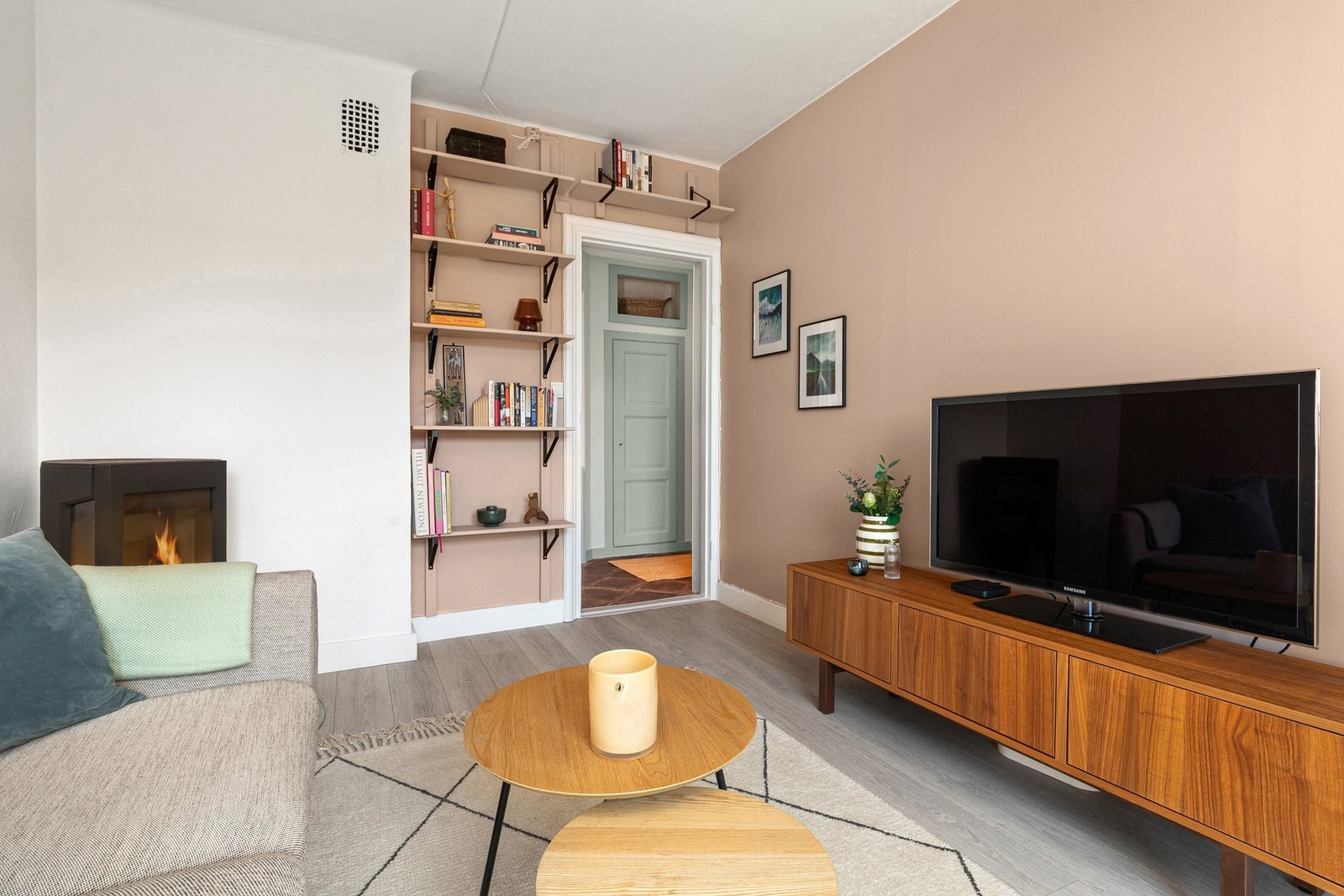 Stue med god plass til TV-løsning. Galleribilde