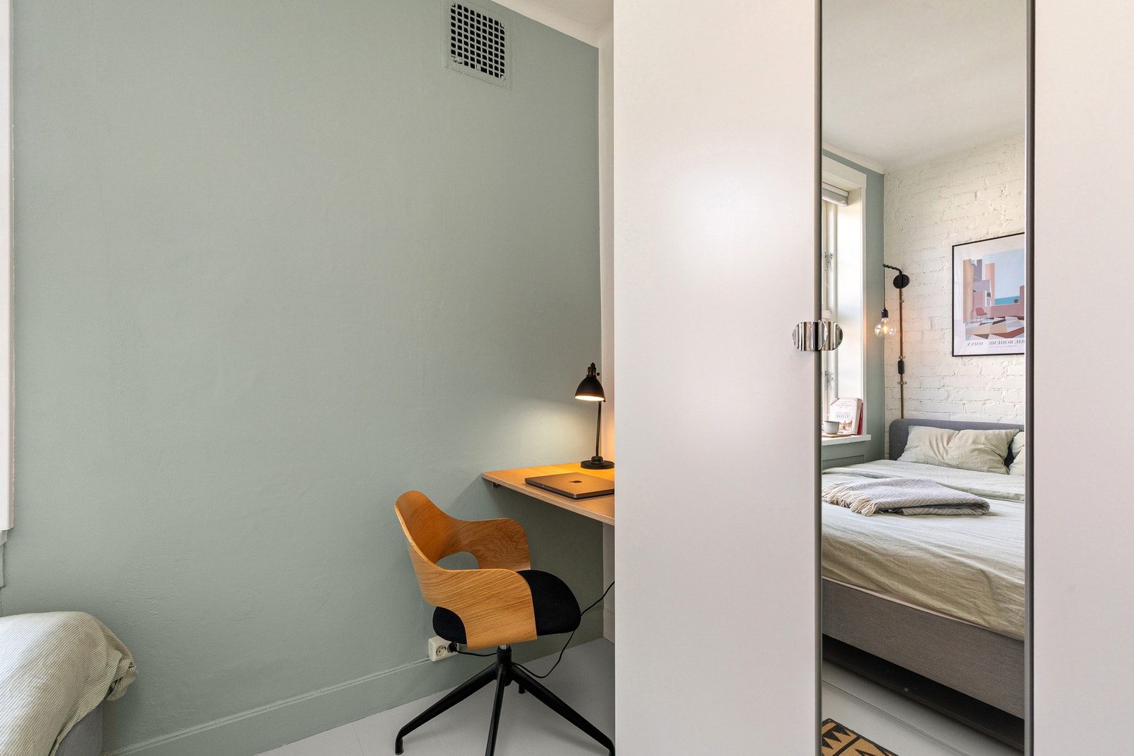 Praktisk arbeidskrok med naturlig lys og garderobeløsning i samme rom. Galleribilde