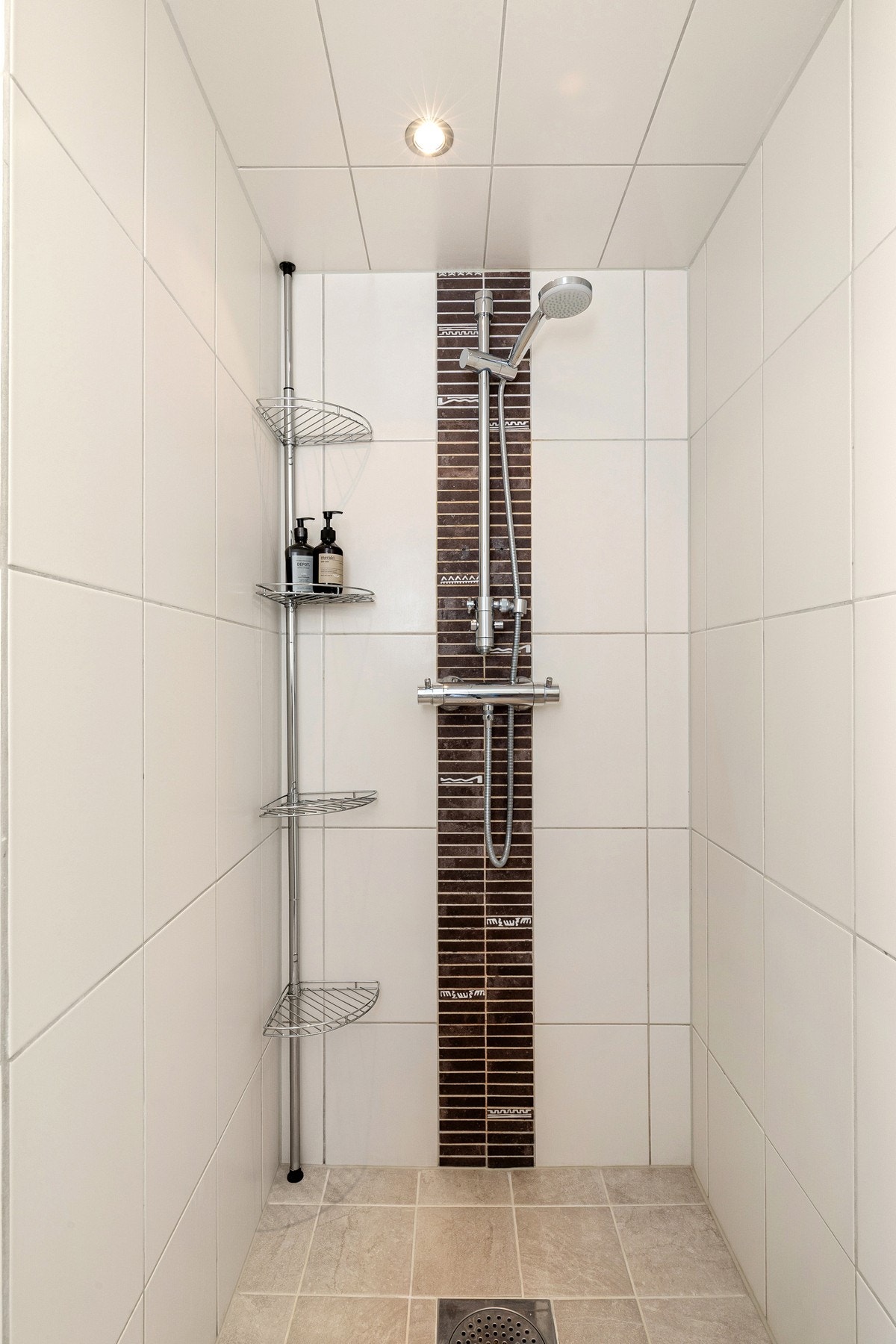 Romslig dusjnisje med rainshower. Galleribilde