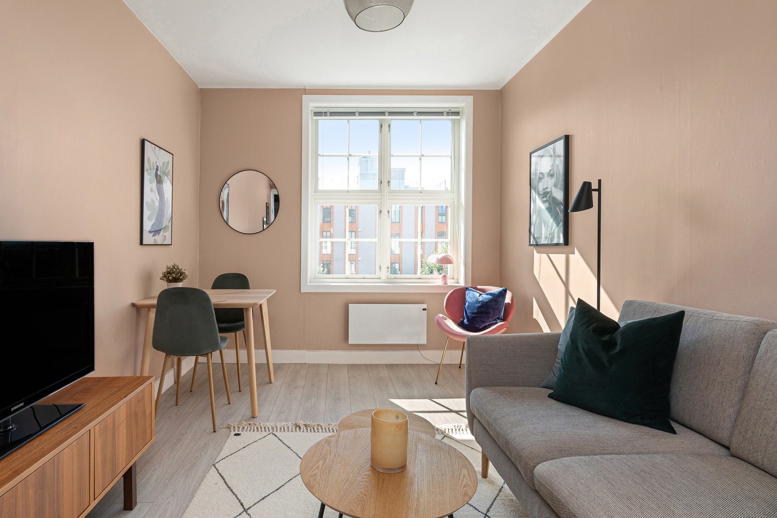 Stuen fremstår lys, luftig og tidsmessig utført. Galleribilde