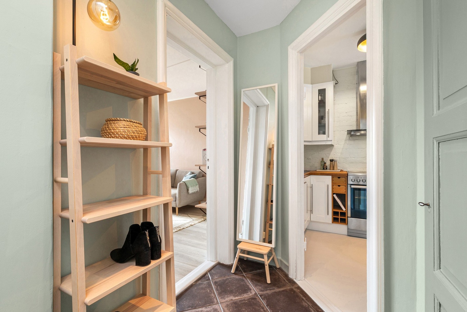 Lys og innbydende entré med plass til oppbevaring av sko og yttertøy. Plassbygd kott og skoskap. Galleribilde