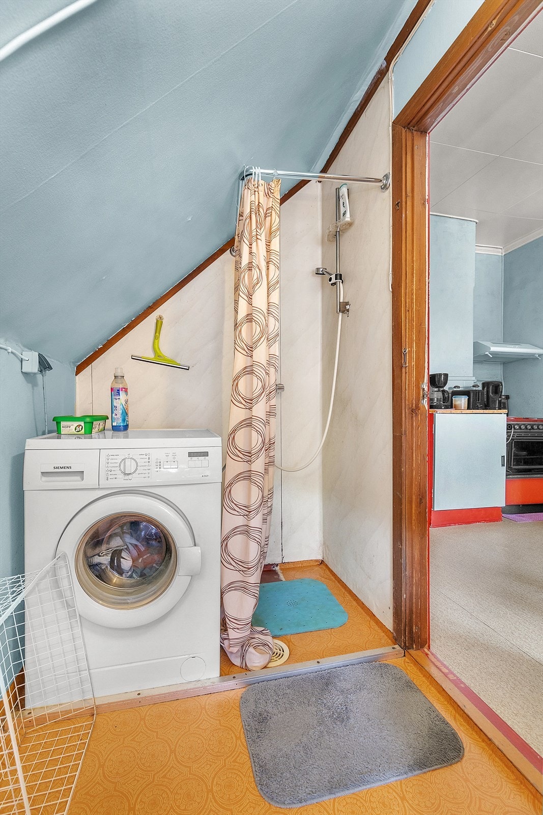 Loftsetasjen - Badet har dusjsone og opplegg til vaskemaskin Galleribilde