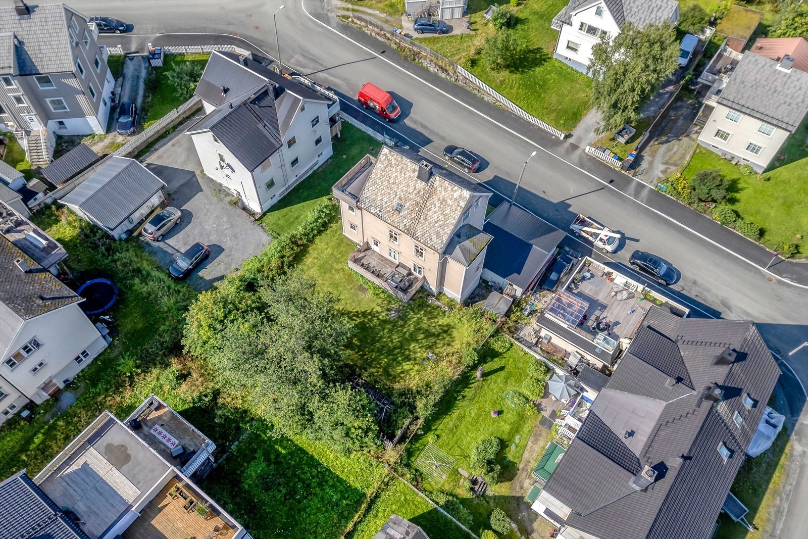 Romslig tomt med hage og gode utearealer Galleribilde