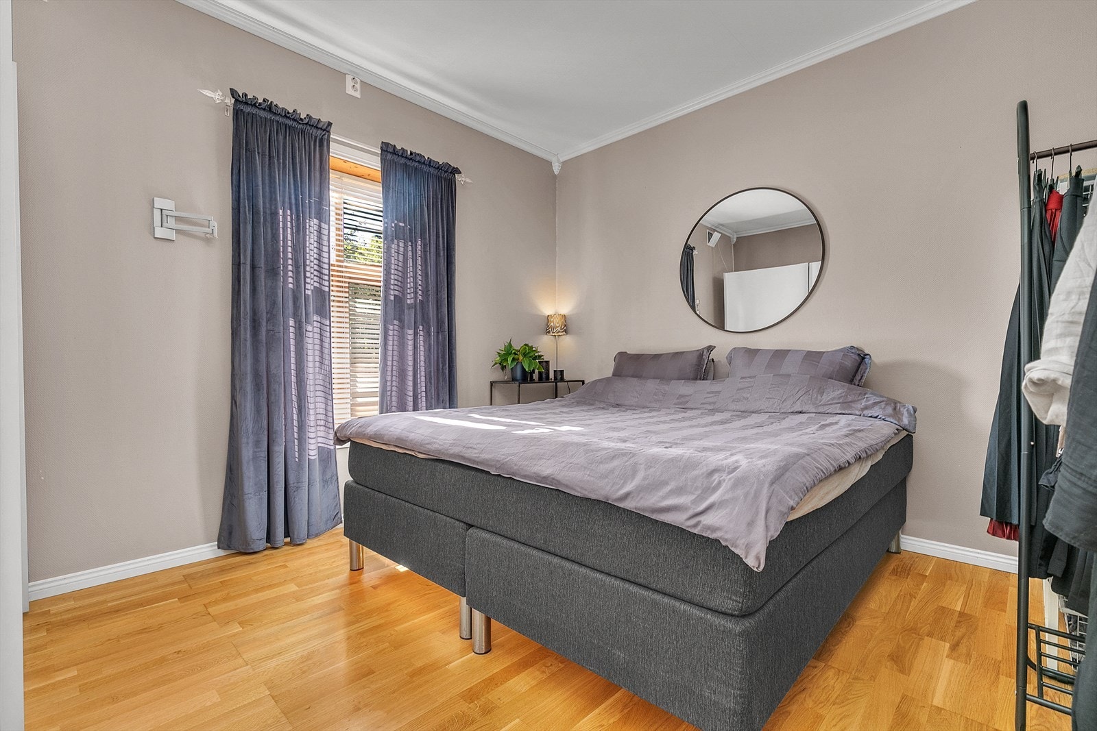 1. etg - Soverom 1 - Romslig hovedsoverom med plass til stor dobbeltseng og godt med naturlig lys fra vinduet Galleribilde