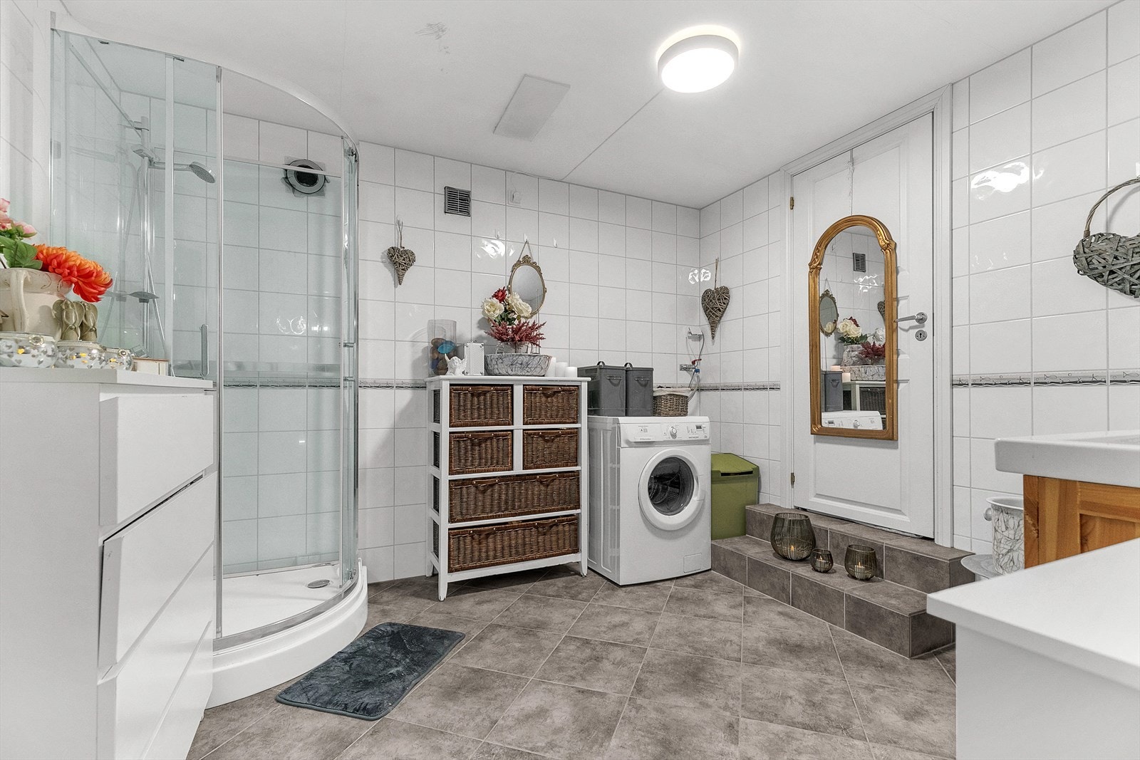 Sokkeletasje - Romslig bad med dusjkabinett, toalett og opplegg for vaskemaskin Galleribilde