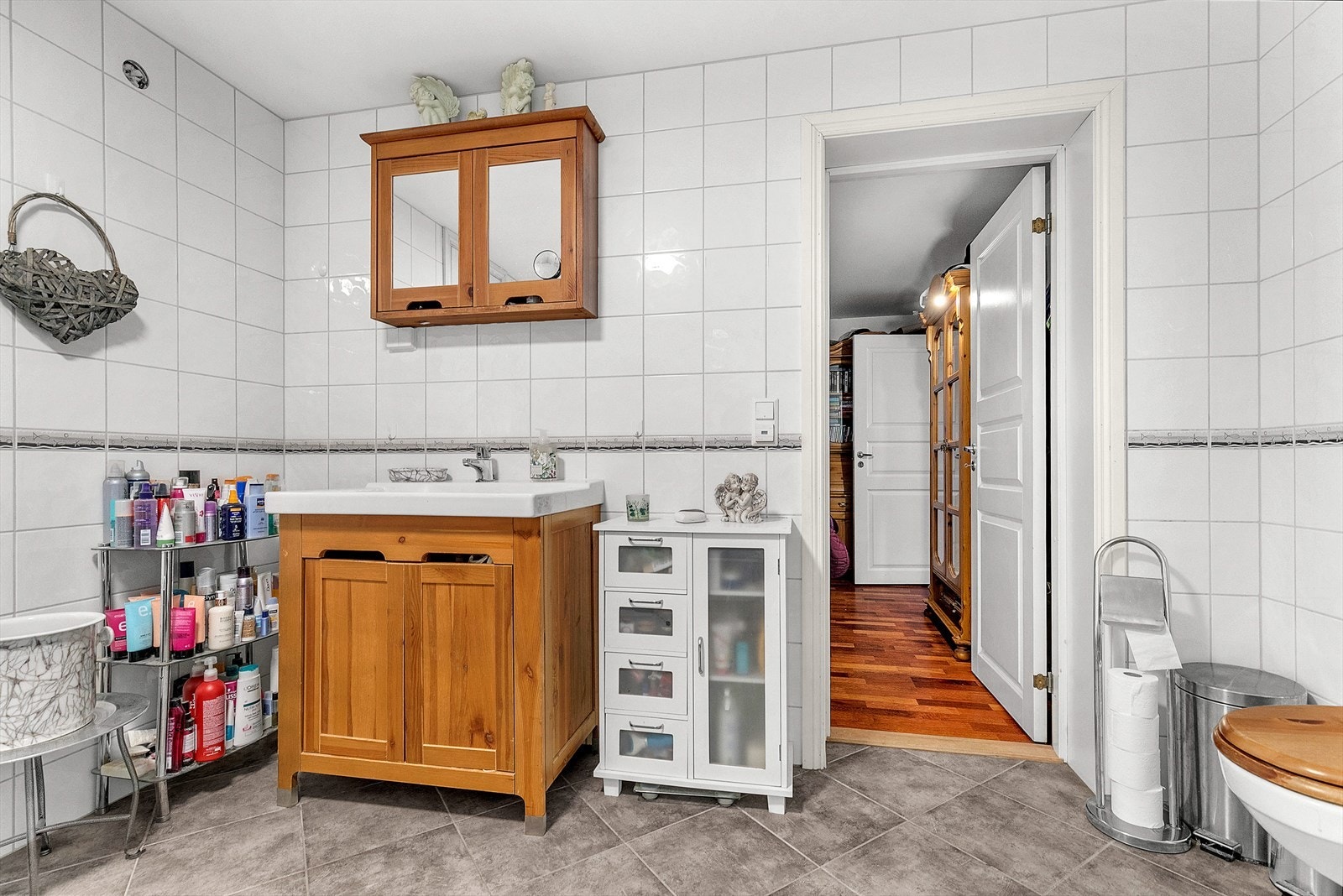 Sokkeletasje - Badet har servant med underskap, speilskap og god lagringsplass Galleribilde