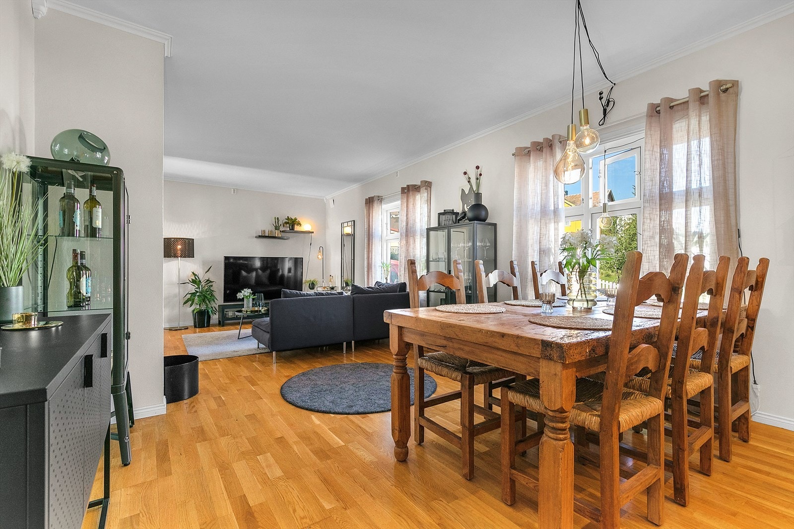 1. etg - Store vinduer som slipper inn rikelig med dagslys og gir en lun og innbydende stemning i rommet Galleribilde