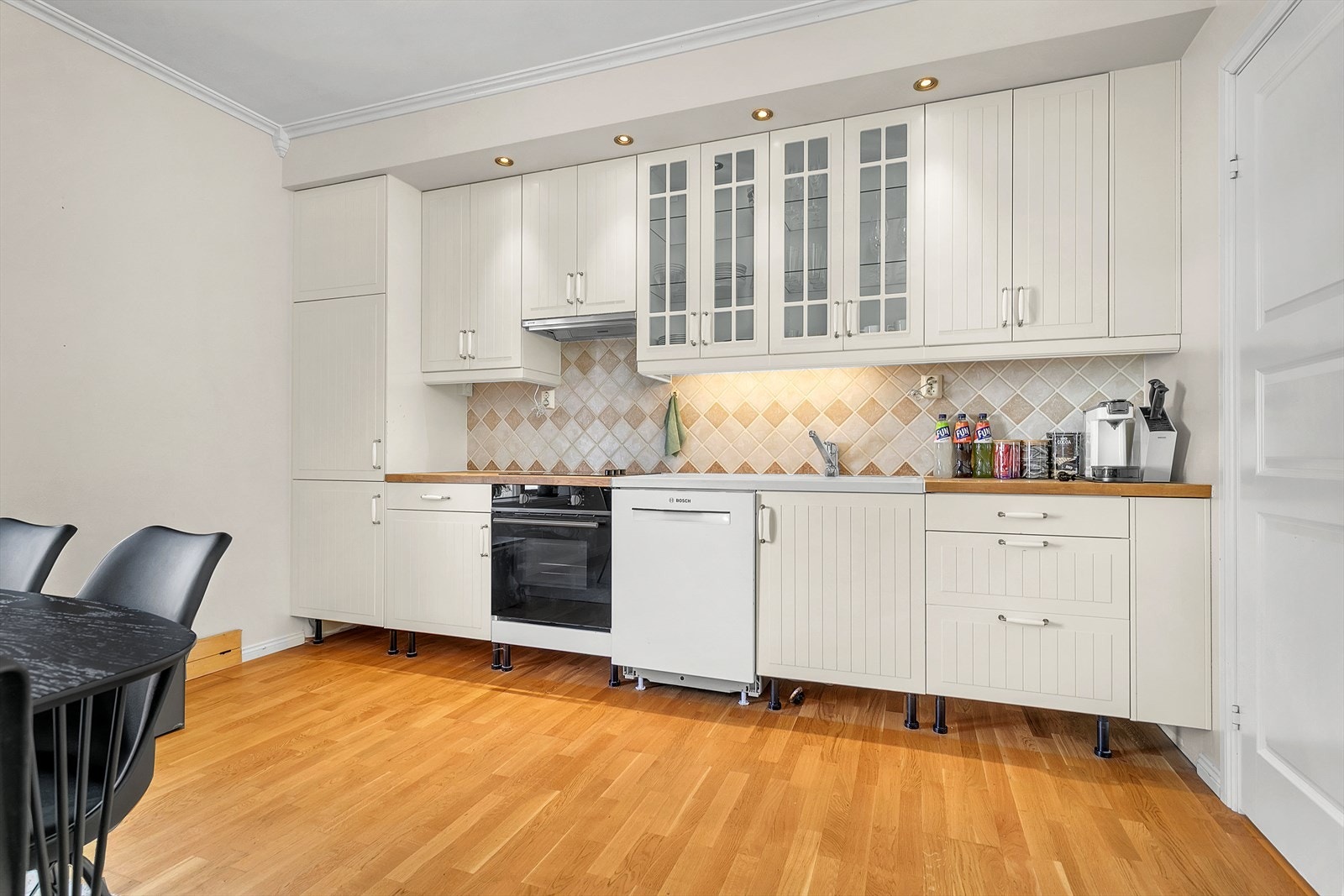 2. etg - Pent kjøkken i lys innredning med god benkeplass og overskap som gir rikelig lagringsmuligheter Galleribilde