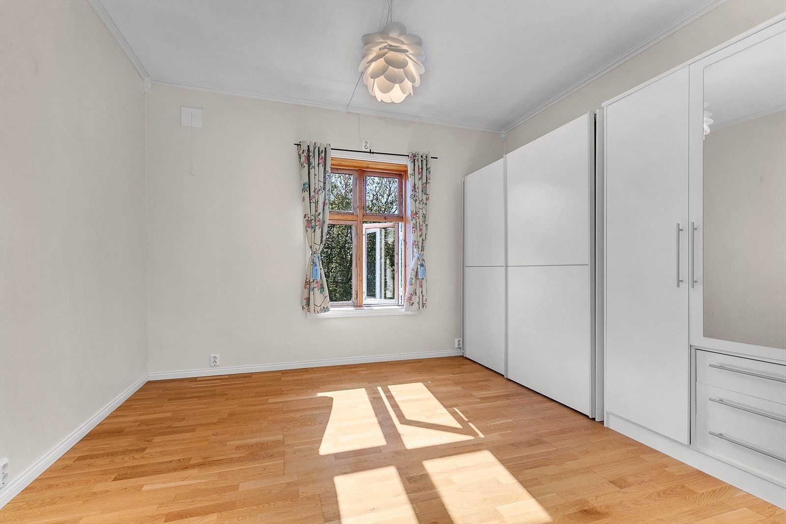 2. etg - Soverom 2 - lyst og innbydende rom som kan brukes som soverom, barnerom eller hjemmekontor, her er det rikelig med garderobeplass Galleribilde