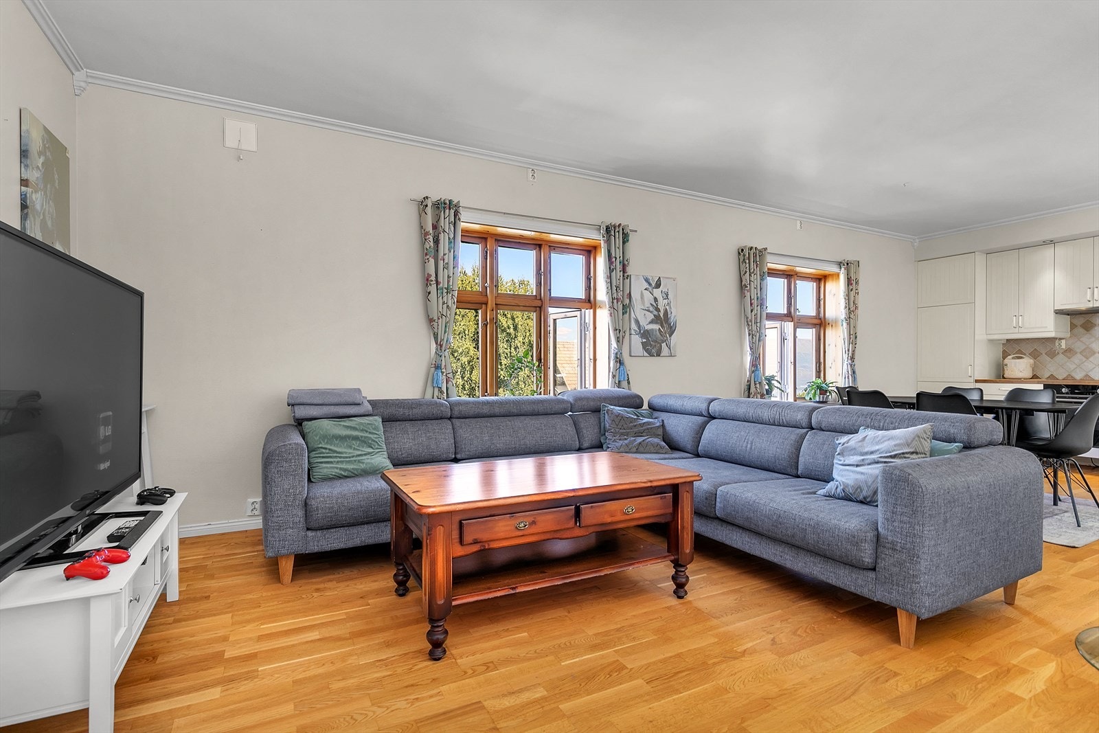 2. etg - Lys stue med gode møbleringsmuligheter og vedfyring som skaper en lun og hyggelig atmosfære på kalde dager Galleribilde