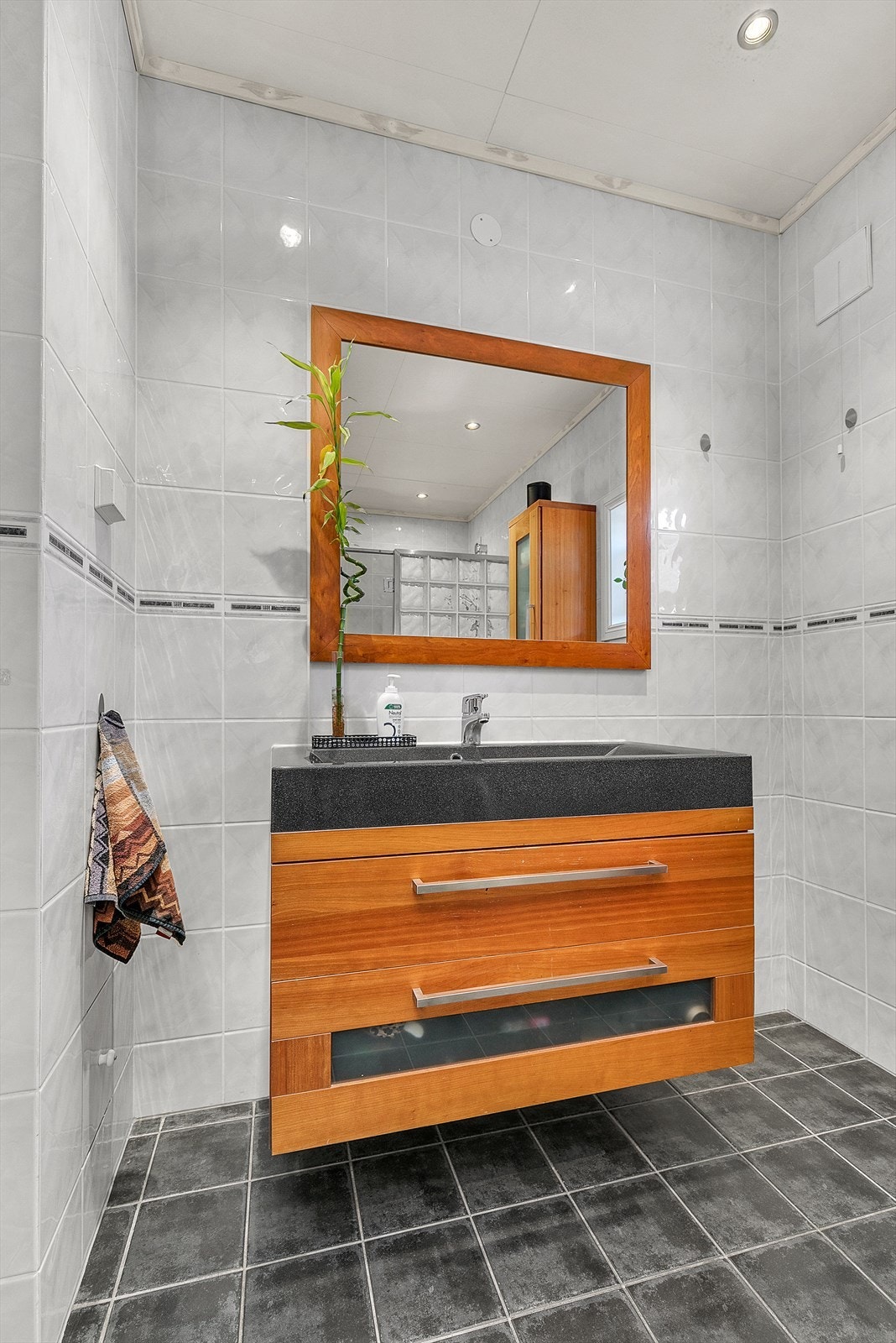 1. etg - Stor servantinnredning med rikelig oppbevaringsplass og stort speil som gir en romslig følelse Galleribilde