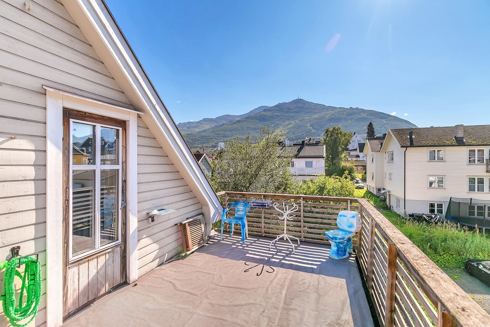 Loftsetasjen har egen altan med plass til utemøbler Galleribilde