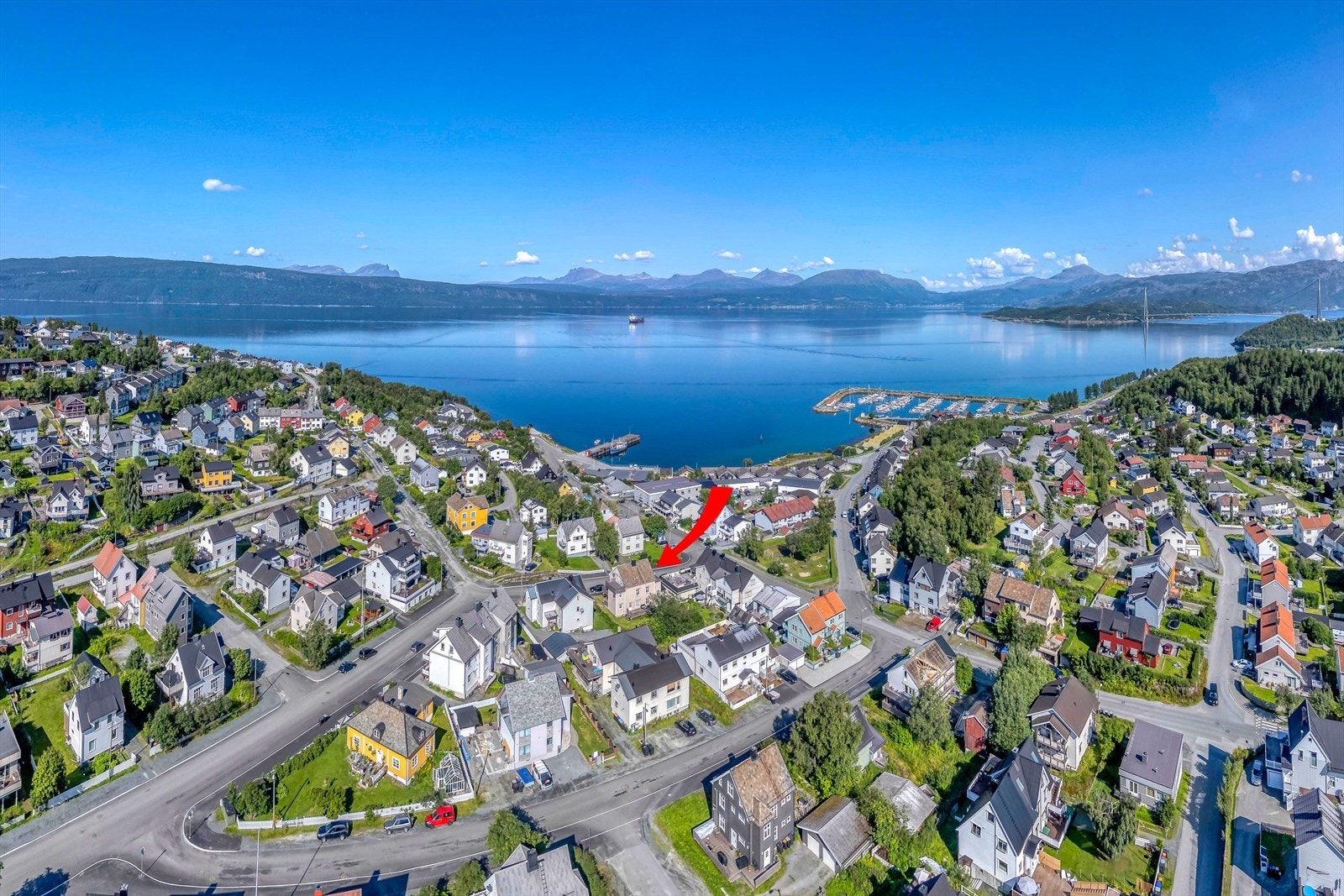 Flott beliggenhet med kort vei ned til sjøen og småbåthavna - perfekt for deg som ønsker å bo i nærheten av sjøen Galleribilde