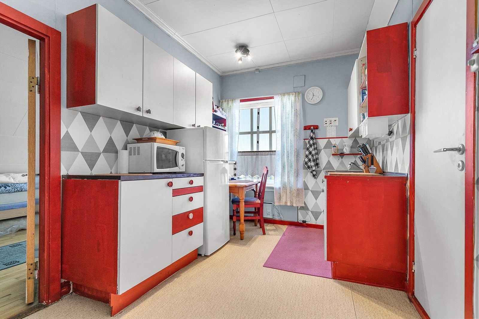 Loftsetasjen - Kjøkken med plass til lite spisebord - her er det mulighet for å sette personlig preg på kjøkkenet Galleribilde