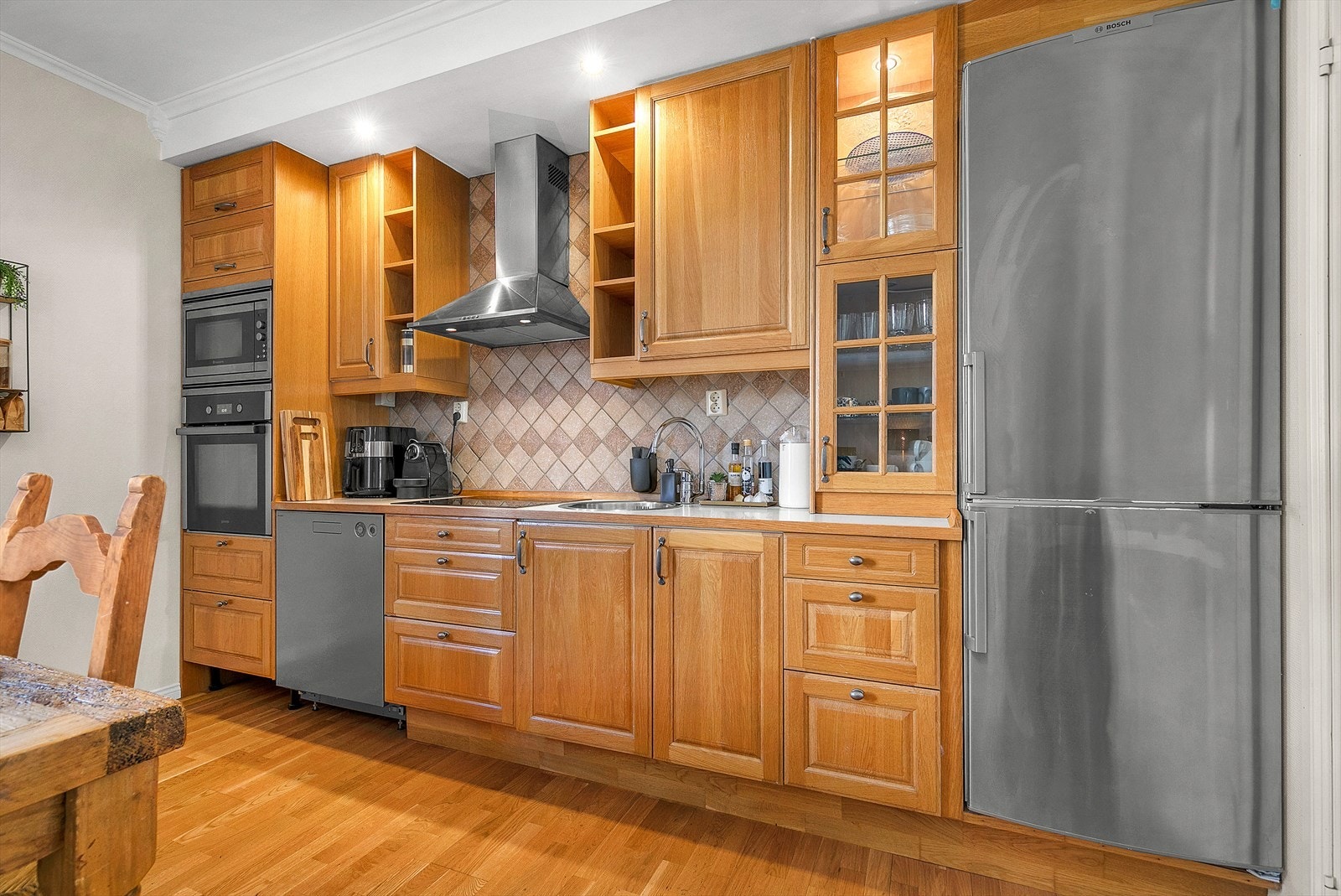 1. etg - Klassisk kjøkken med rikelig skapplass, integrerte hvitevarer og godt arbeidsområde Galleribilde