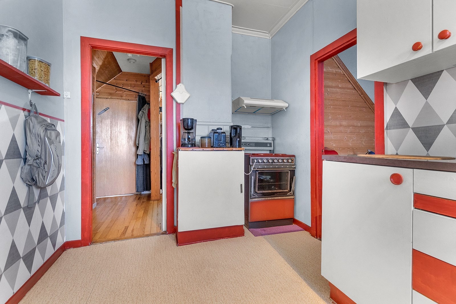 Loftsetasjen - Kjøkken er utstyrt med med komfyr og ventilator - perfekt for bruk som hybel Galleribilde