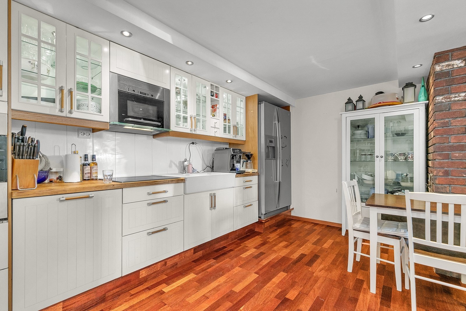 Sokkeletasje - Praktisk kjøkken med spiseplass og oppbevaringsmuligheter Galleribilde