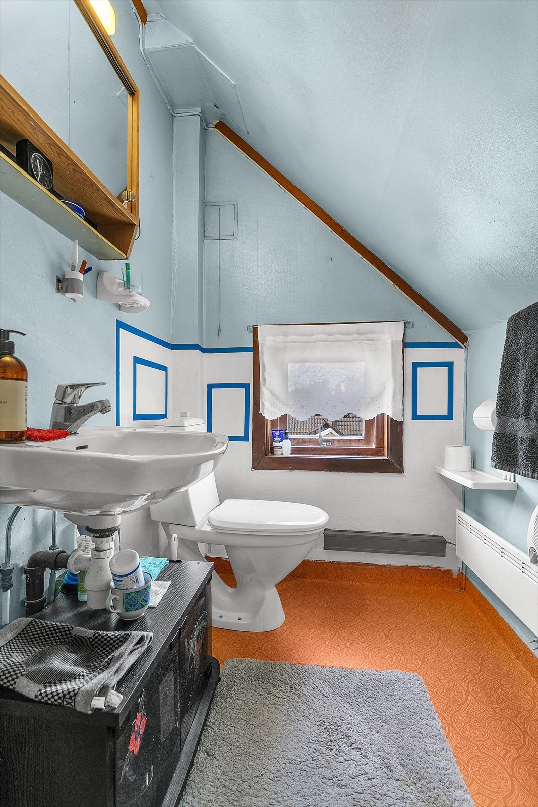 Loftsetasjen - Bad med servant og skap med speil Galleribilde