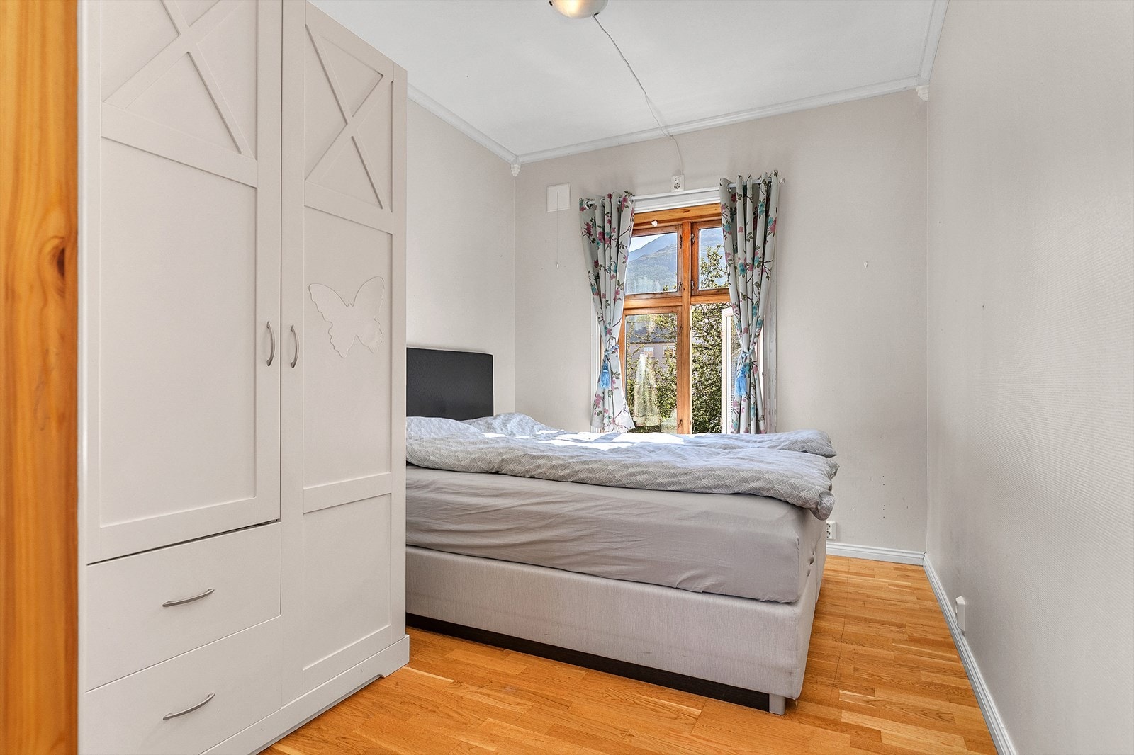 2. etg - Soverom 1 - soverom med god plass til seng og garderobe - lyst og trivelig med utsikt til hagen Galleribilde