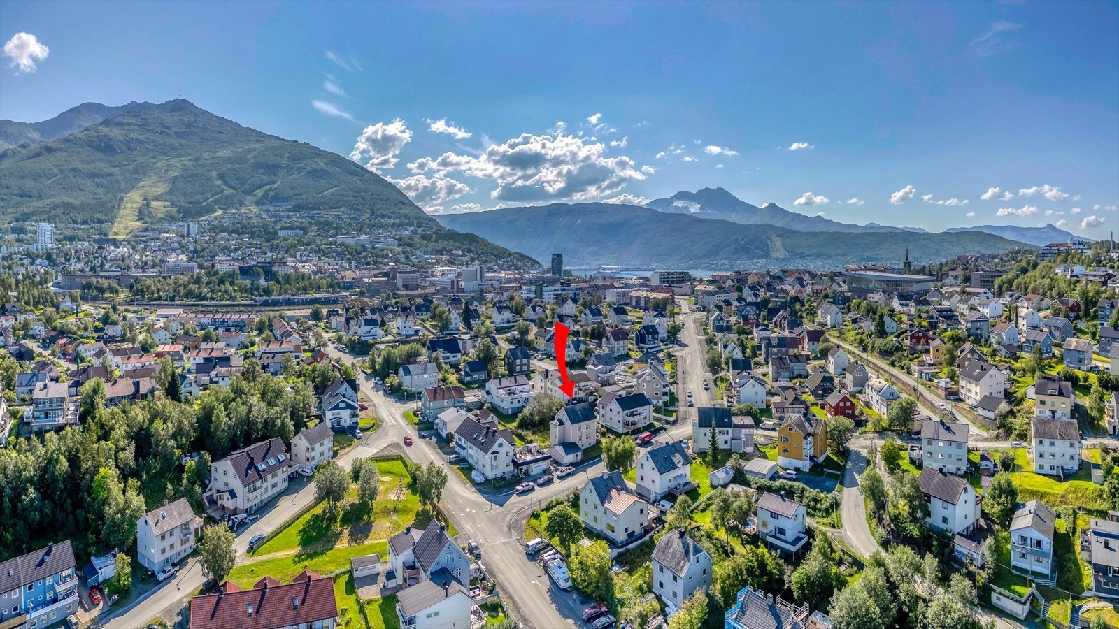 Fantastisk beliggenhet med kort vei til sentrum, flott utsikt mot fjellene og nærliggende turmuligheter Galleribilde