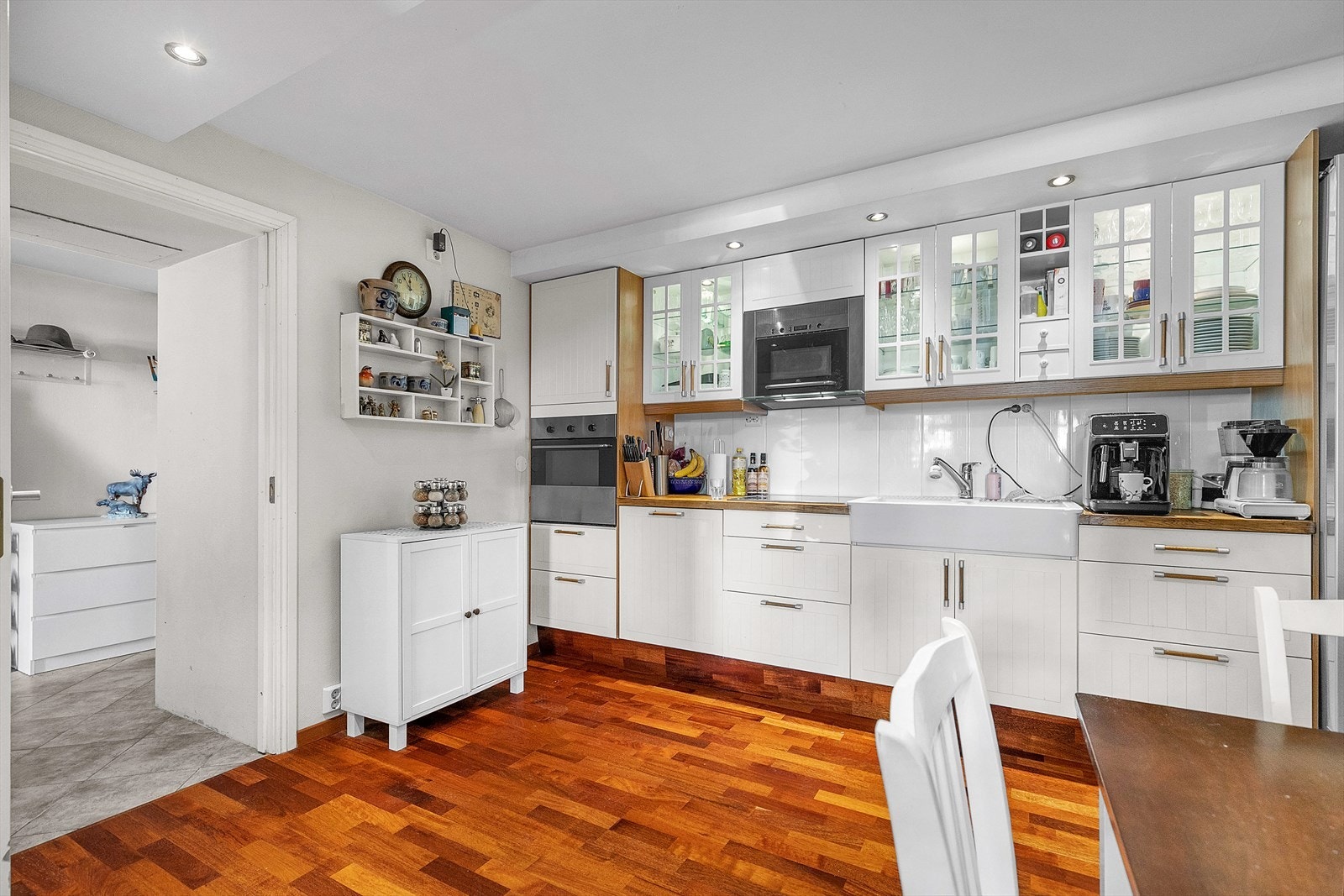 Sokkeletasje - Kjøkken med hvite fronter, godt med skapplass og integrerte hvitevarer - funksjonelt og lyst Galleribilde