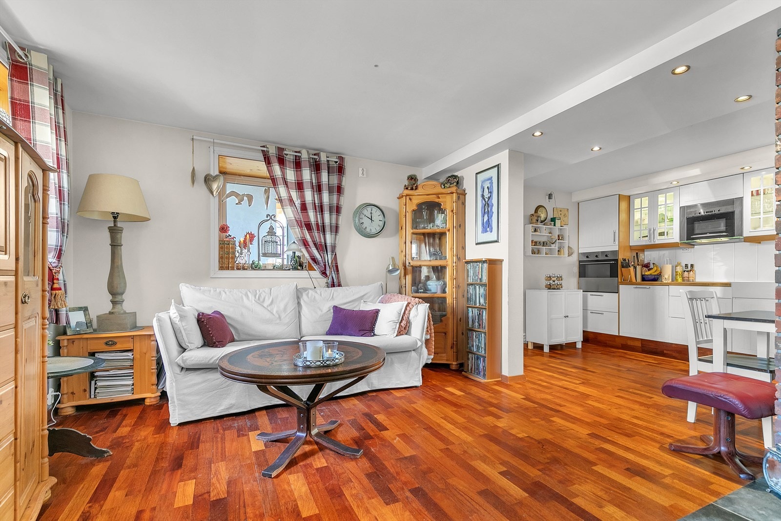 Sokkeletasje - Hyggelig stue i kjelleretasjen med åpen løsning mot kjøkken Galleribilde